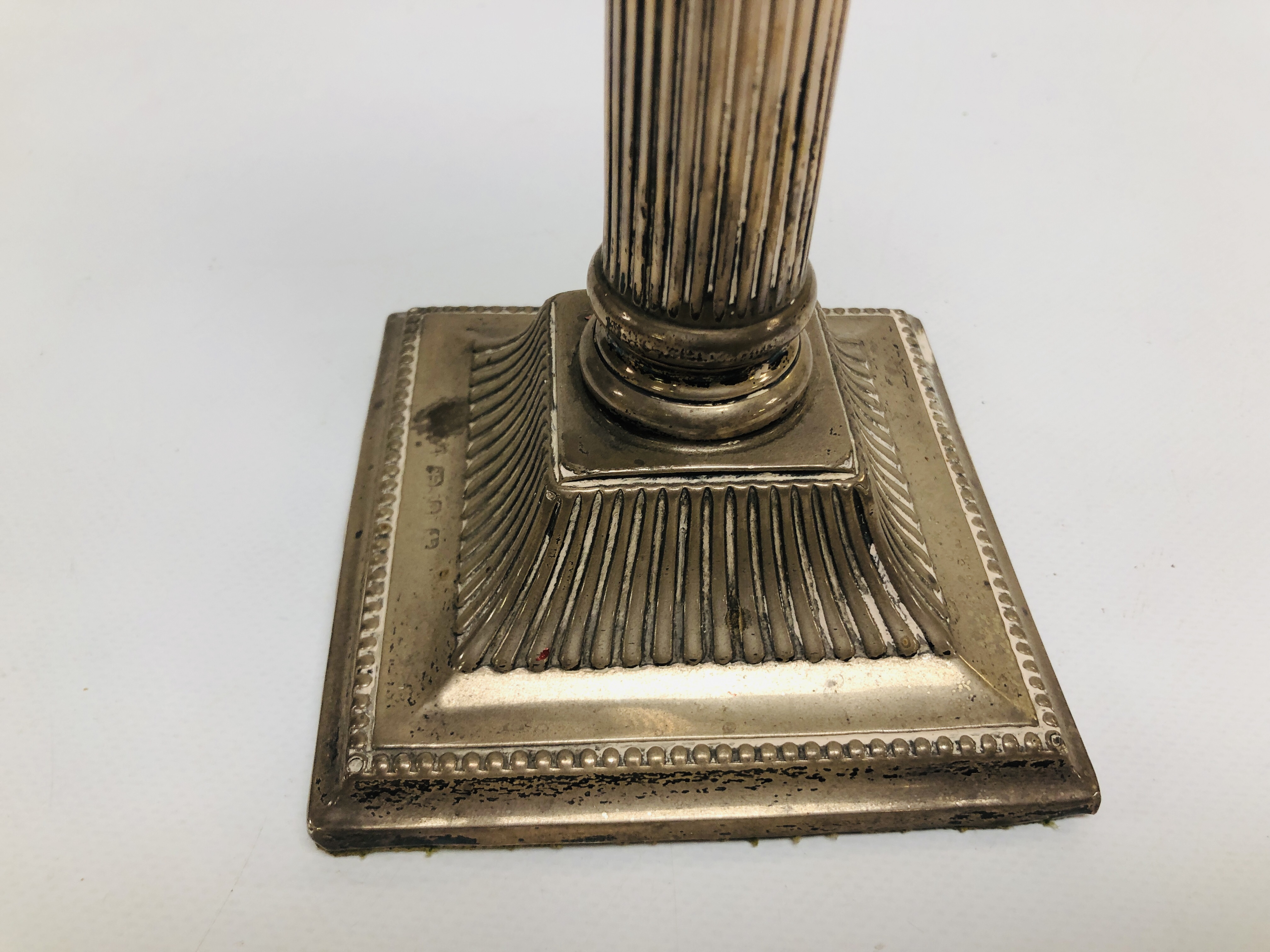 A PAIR OF SILVER CANDLESTICKS IN THE FORM OF CORINTHIAN COLUMNS, BIRMINGHAM ASSAY, H 26CM (FILLED). - Image 21 of 23