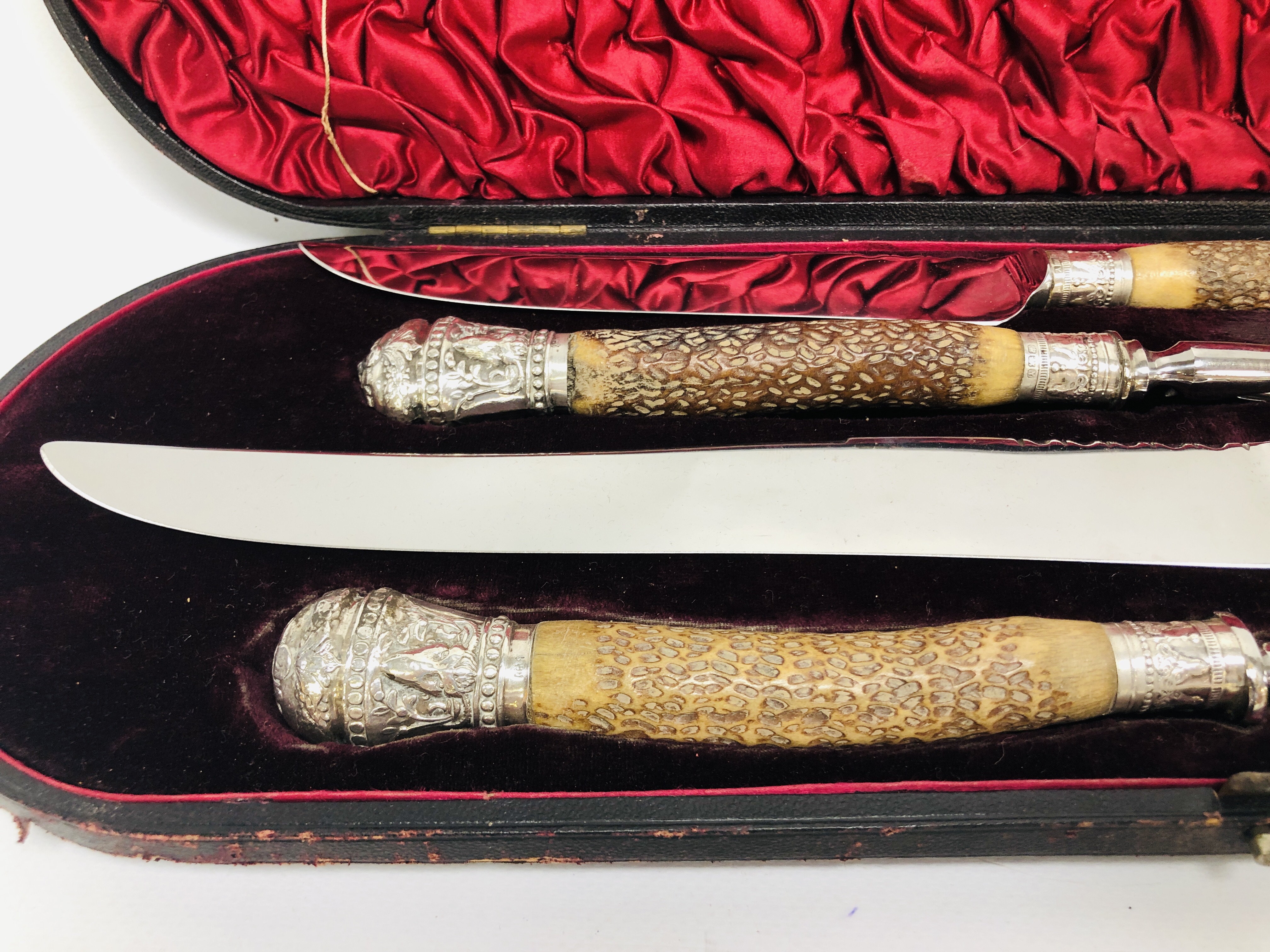 A VINTAGE HORN HANDLED FOUR PIECE CARVING SET WITH SILVER FINIALS AND BANDING IN A FITTED CASE - Bild 9 aus 10