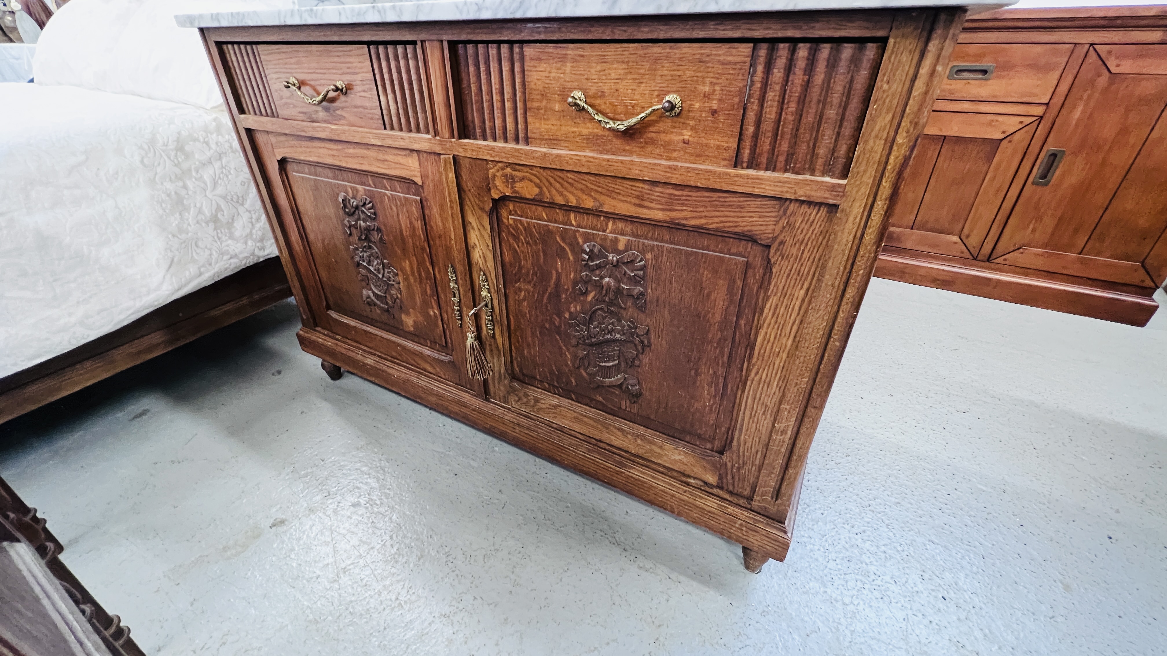 A DUTCH STYLE SOLID OAK FIVE PIECE BEDROOM SUITE COMPRISING OF DOUBLE BEDSTEAD WITH HIGH GROVE BEDS - Image 8 of 23