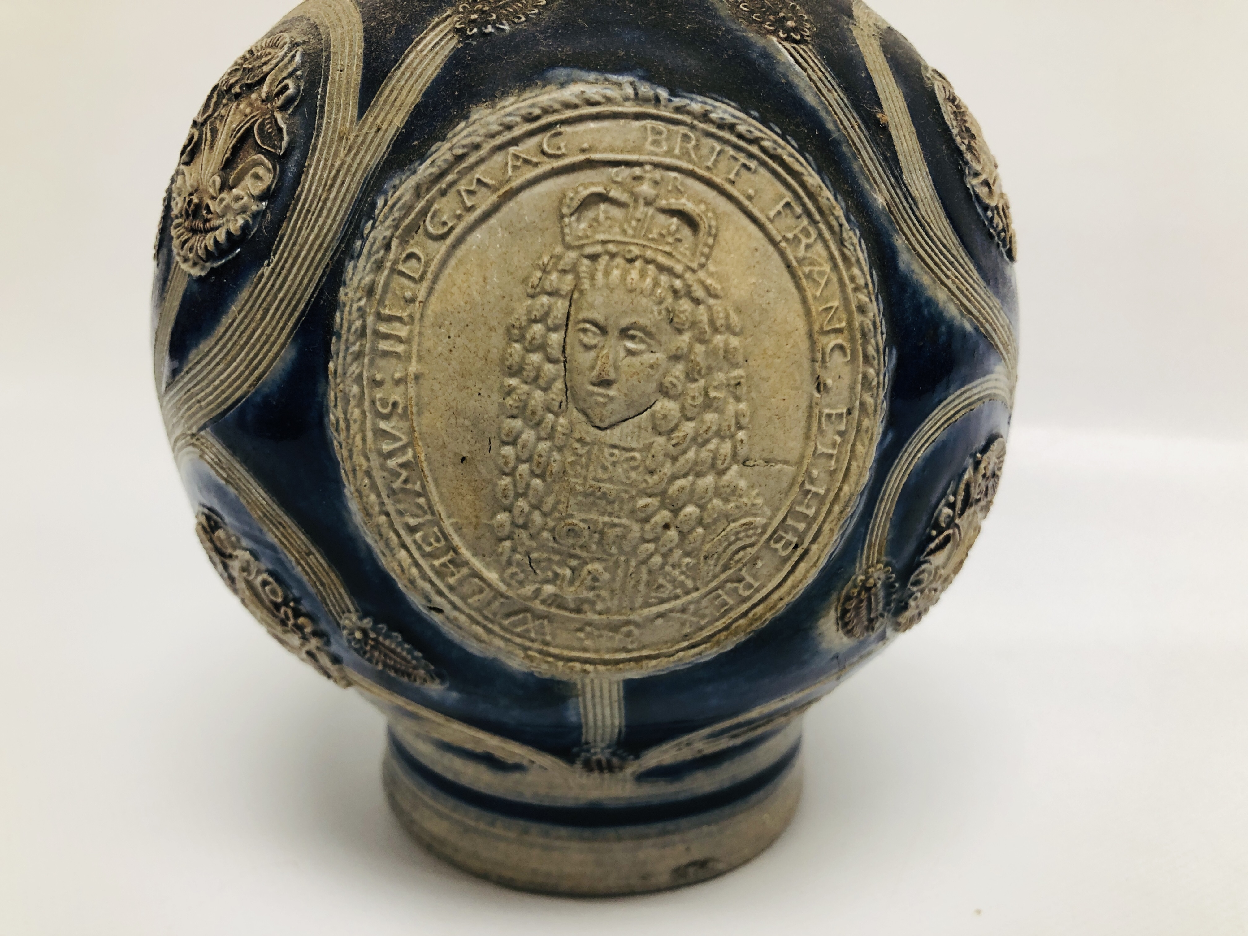 A WESTERWALD STONEWARE JUG WITH MEDALLION PORTRAIT OF WILLIAM III c.1700 (CHIP TO RIM). - Image 5 of 8