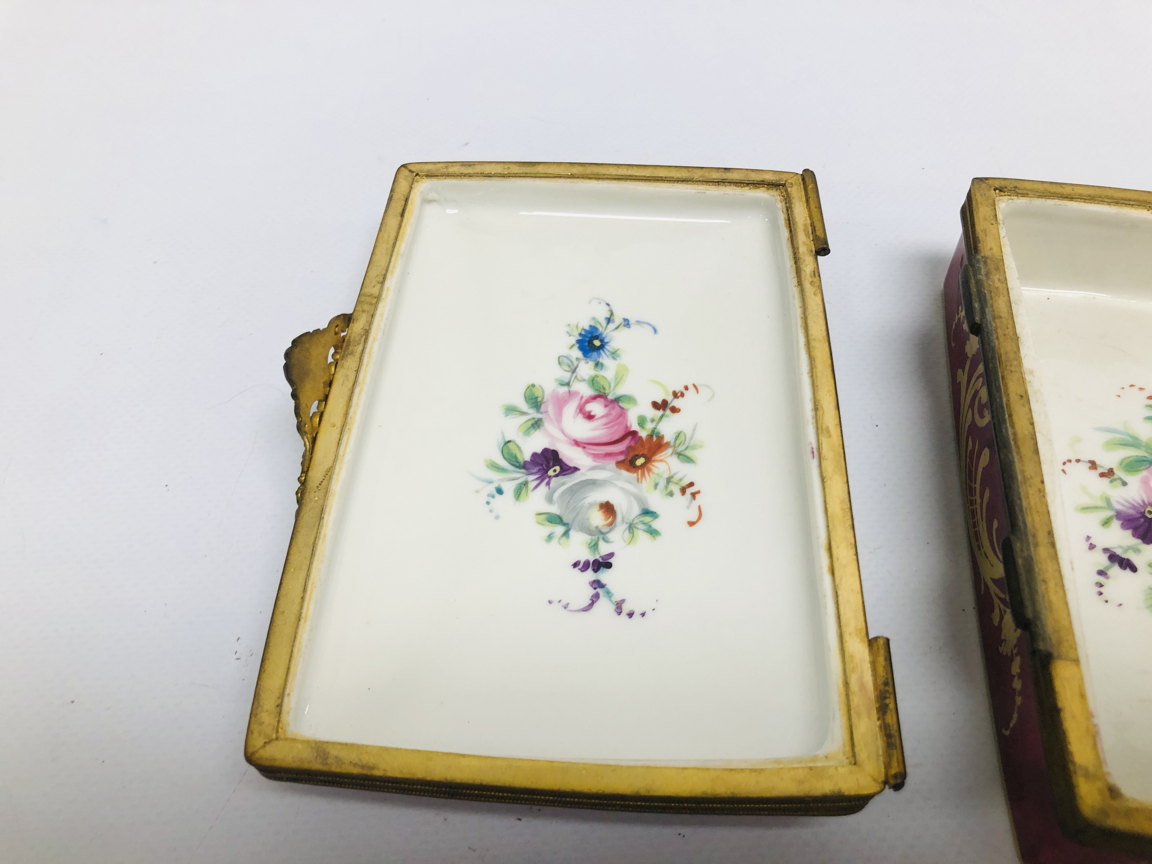 A C19th FRENCH HARDPASTE BOX WITH FLORAL DECORATION (HINGE BROKEN) W 14CM. - Image 7 of 10