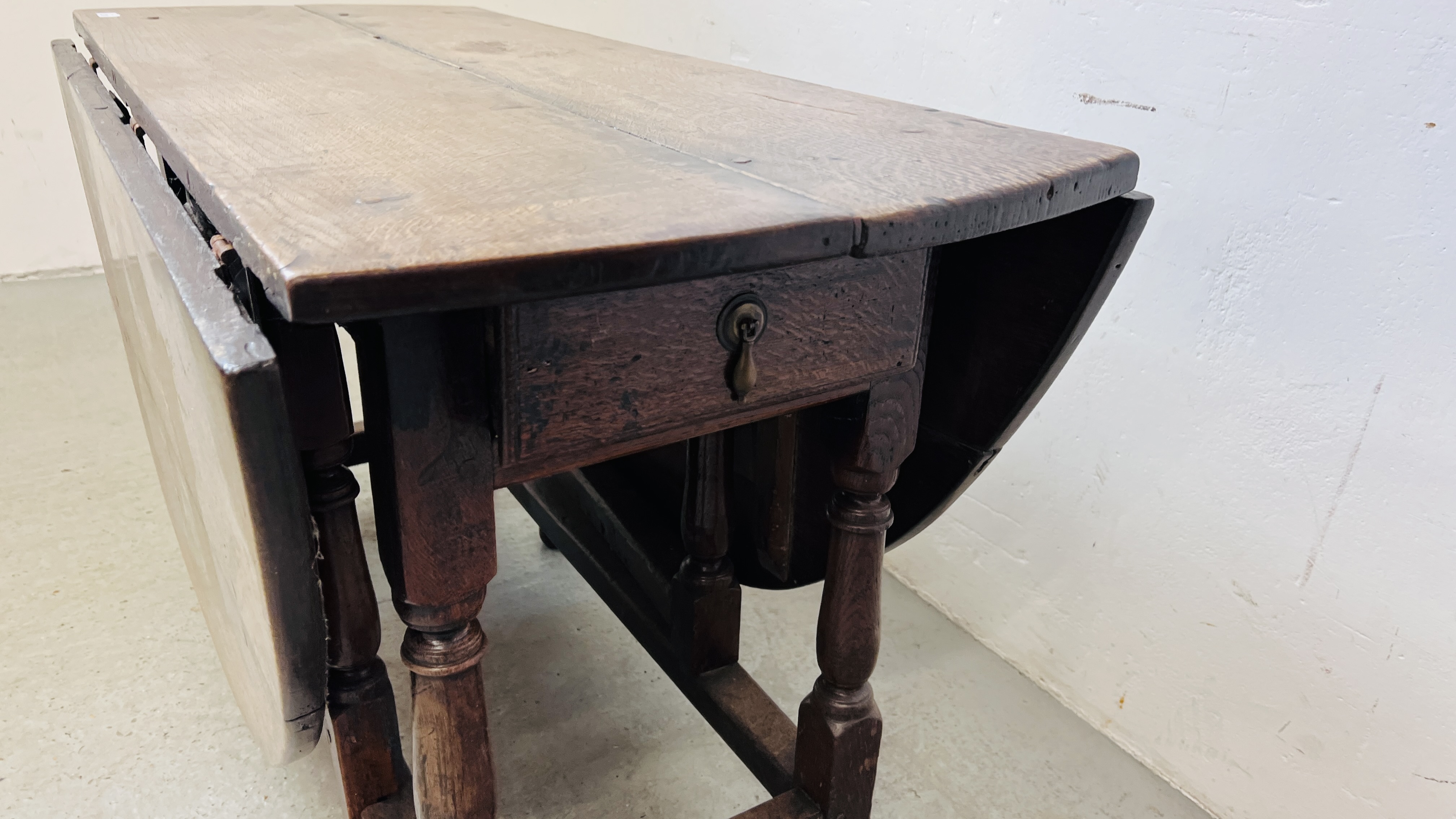 AN EARLY C18th OAK GATELEG DINING TABLE, L 156CM. - Image 3 of 11