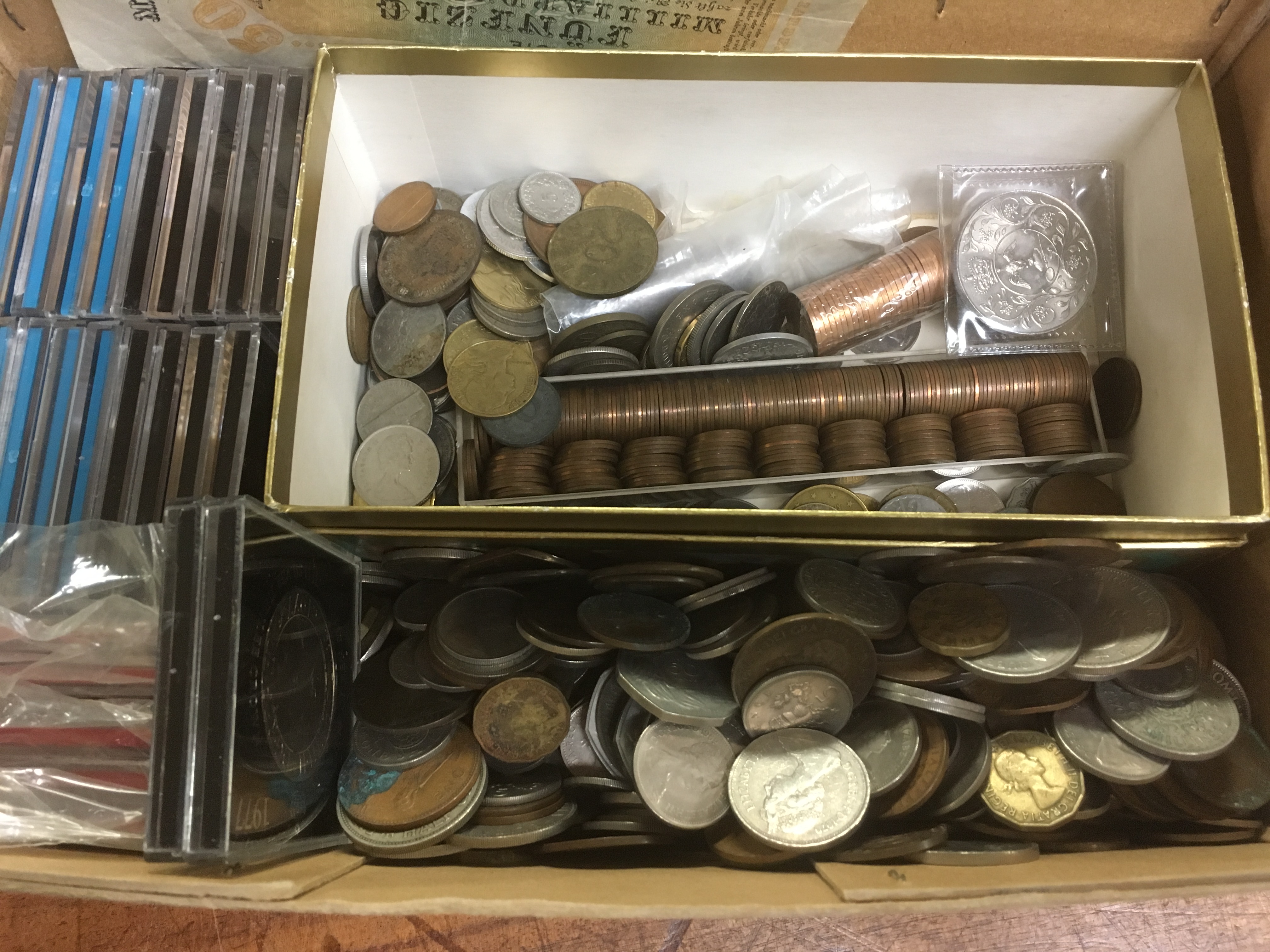 BOX OF GB AND OVERSEAS COINS, SETS OF SIXPENCES, CROWNS IN CASES, 1986 £2 (3) ETC. - Bild 3 aus 3