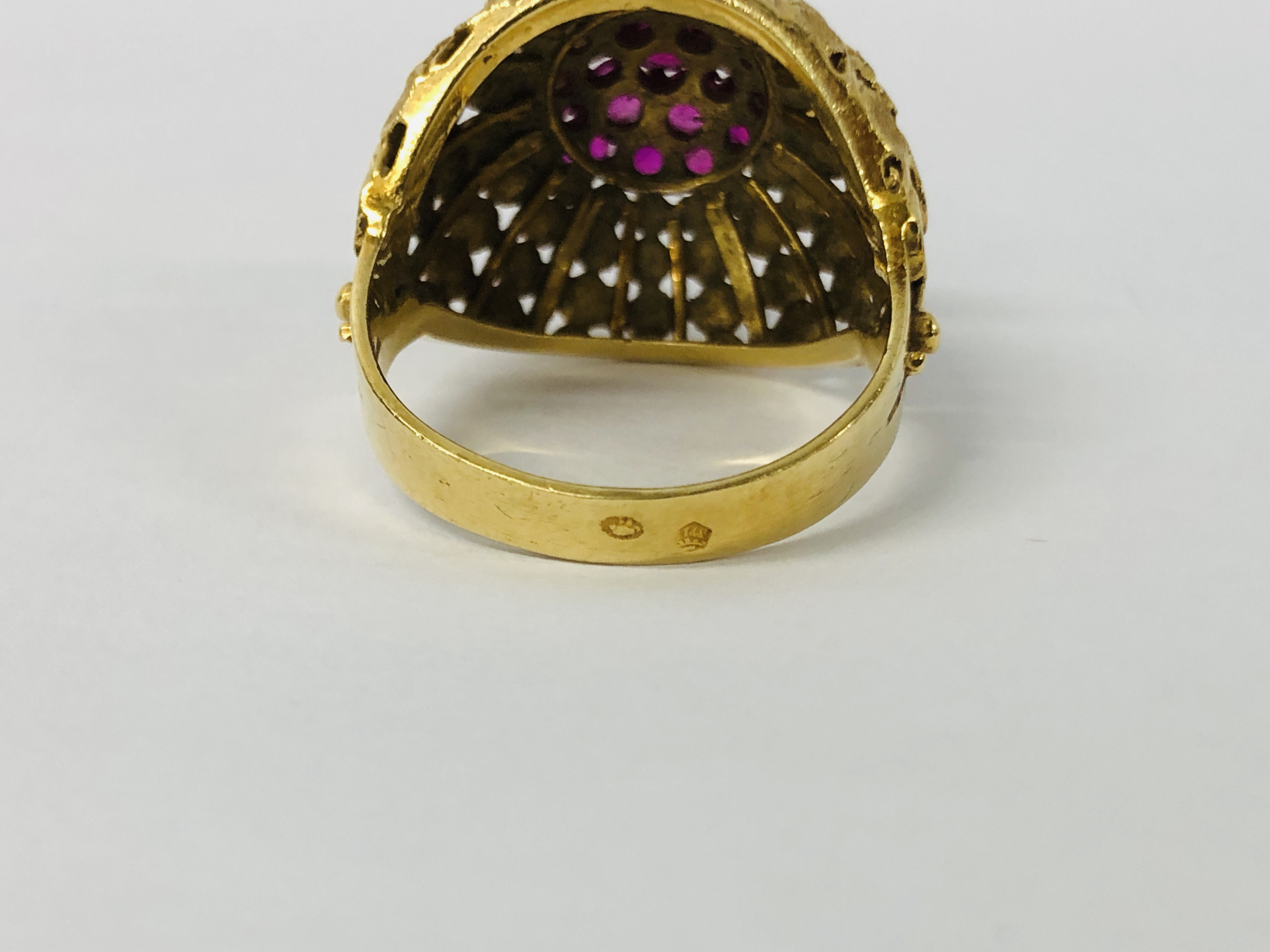 AN IMPRESSIVE DESIGNER YELLOW METAL (INDISTINCT MARKS) RUBY CLUSTER RING OF RAISED DESIGN. - Image 5 of 7