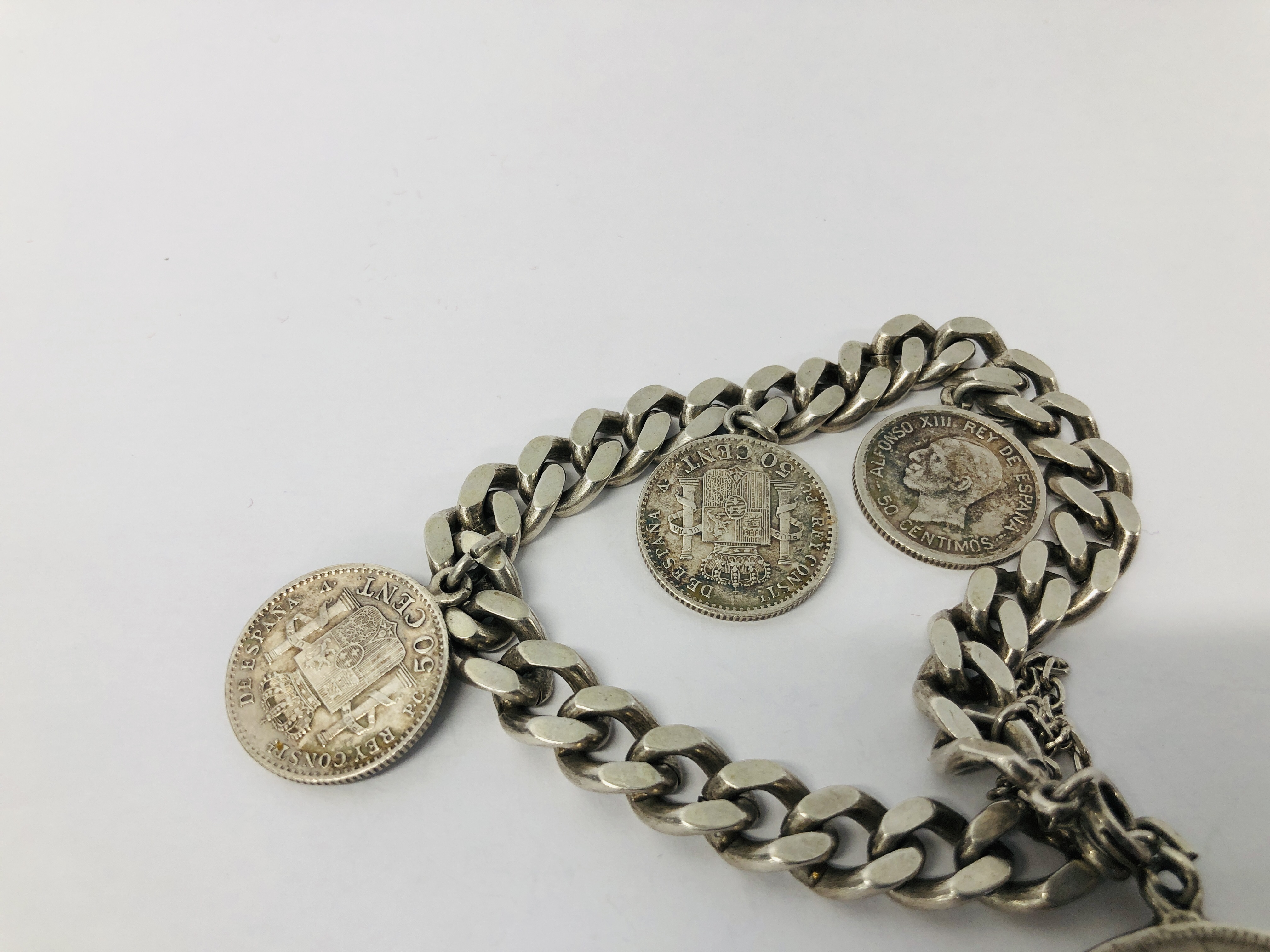 VINTAGE WHITE METAL FLAT LINK CURB BRACELET WITH SAFETY CHAIN HAVING A SPANISH 5 PESETA 1870 COIN - Image 5 of 7