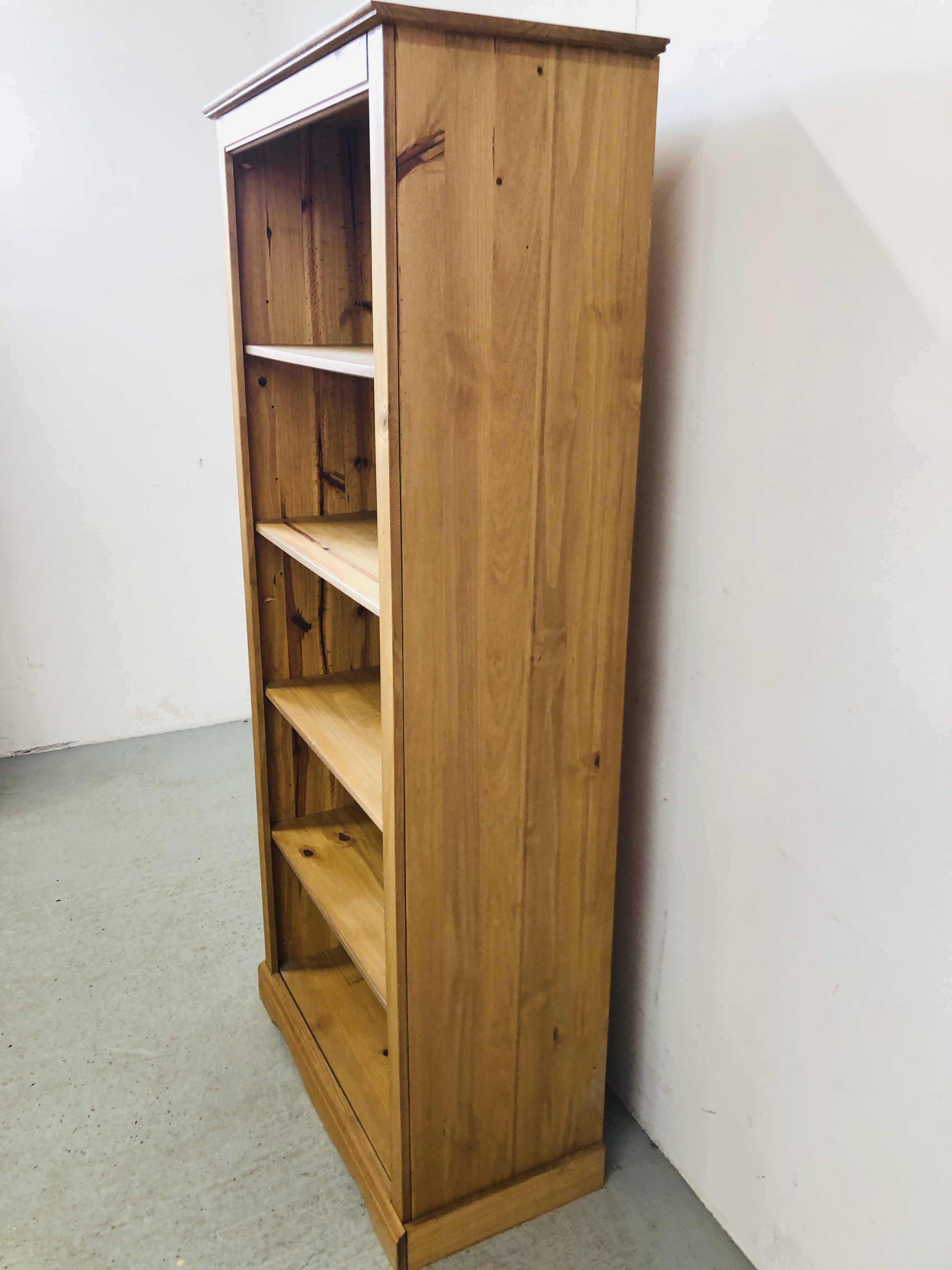 A MEXICAN PINE FULL HEIGHT BOOKSHELF W 81CM, D 40CM, H 184CM. - Image 5 of 6