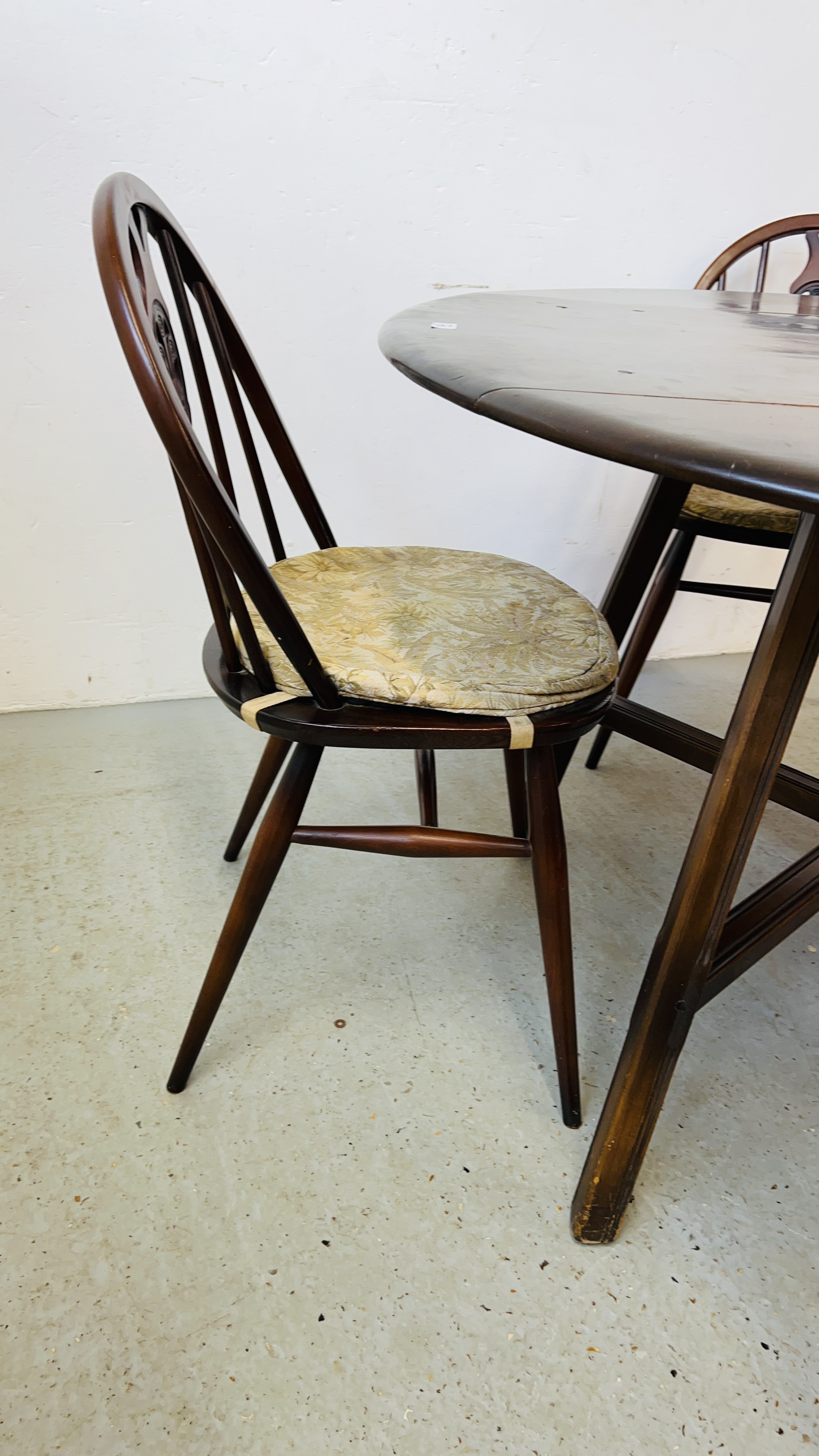 AN ERCOL DROP SIDE DINING TABLE WITH CROSS STRETCHER SUPPORT AND FOUR ERCOL DINING CHAIRS 104CM X - Image 8 of 9