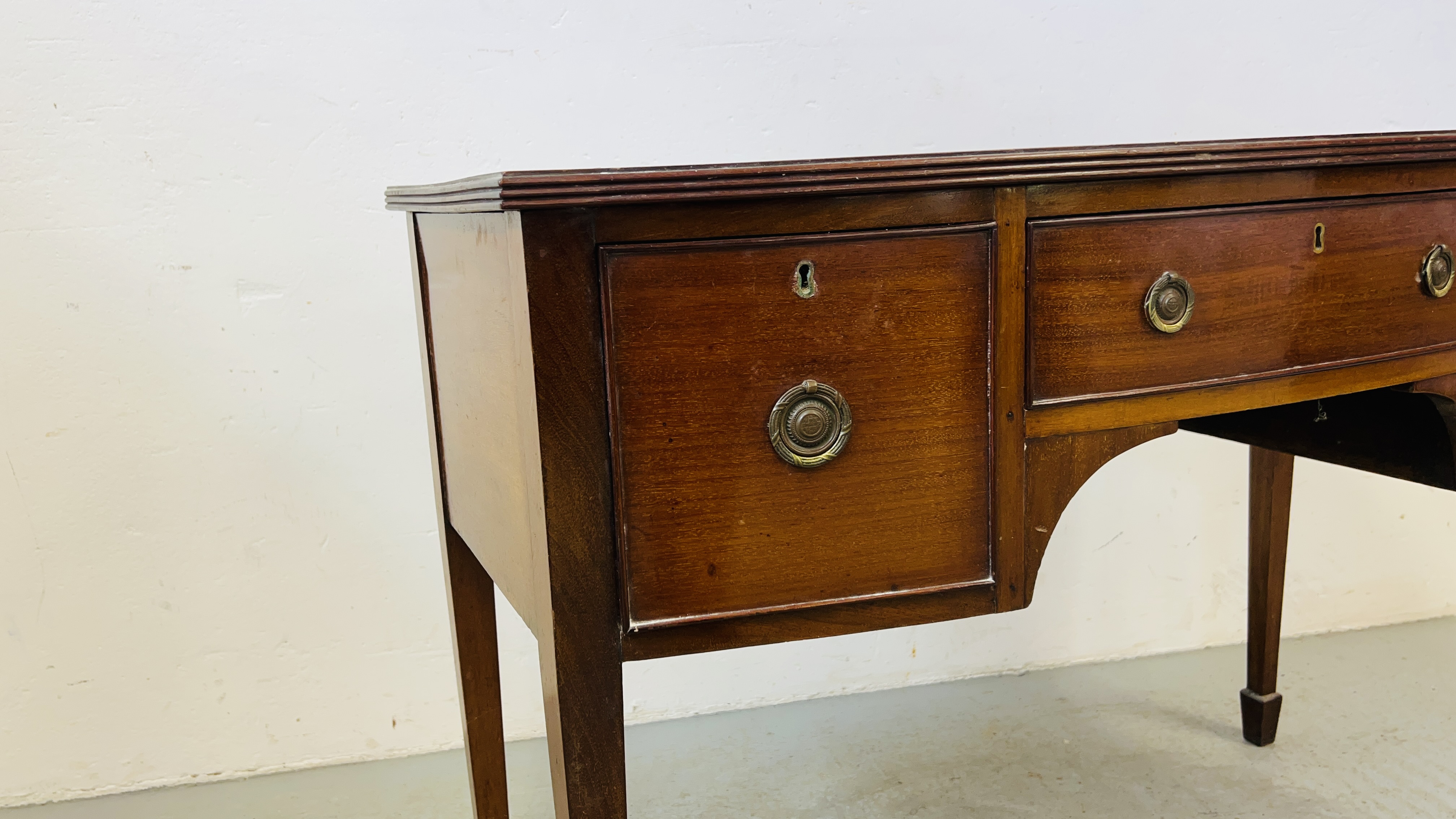 AN EDWARDIAN MAHOGANY BOW FRONT DRESSING TABLE. - Image 3 of 9