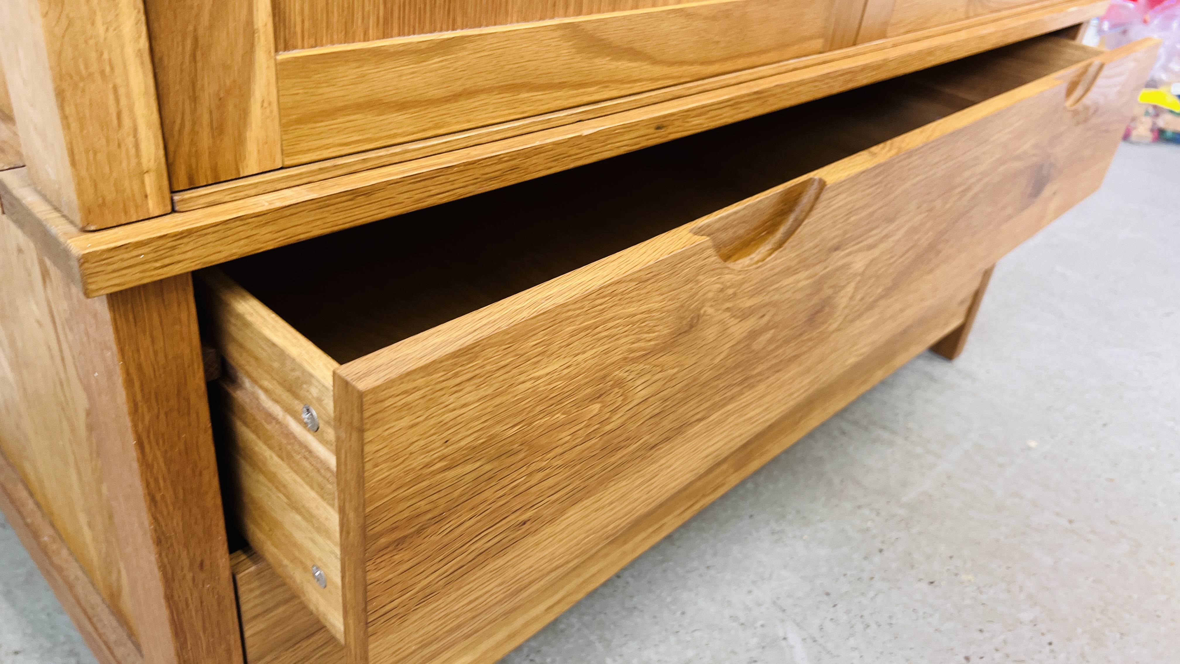 A MODERN LIGHT OAK DOUBLE WARDROBE WITH TWO DRAWERS TO BASE W 127CM, D 63CM, H 186CM. - Bild 10 aus 10