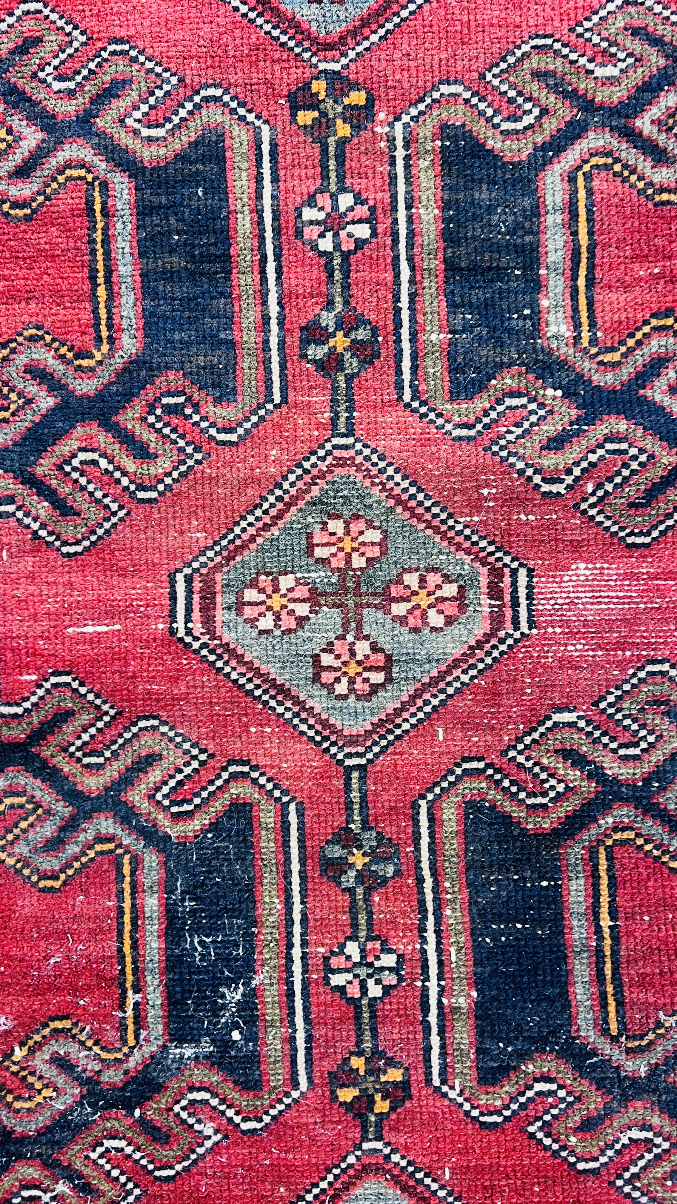 A PERSIAN RUG THE CONJOINED MOTIFS ON A NAVY BLUE FIELD, - Bild 6 aus 6