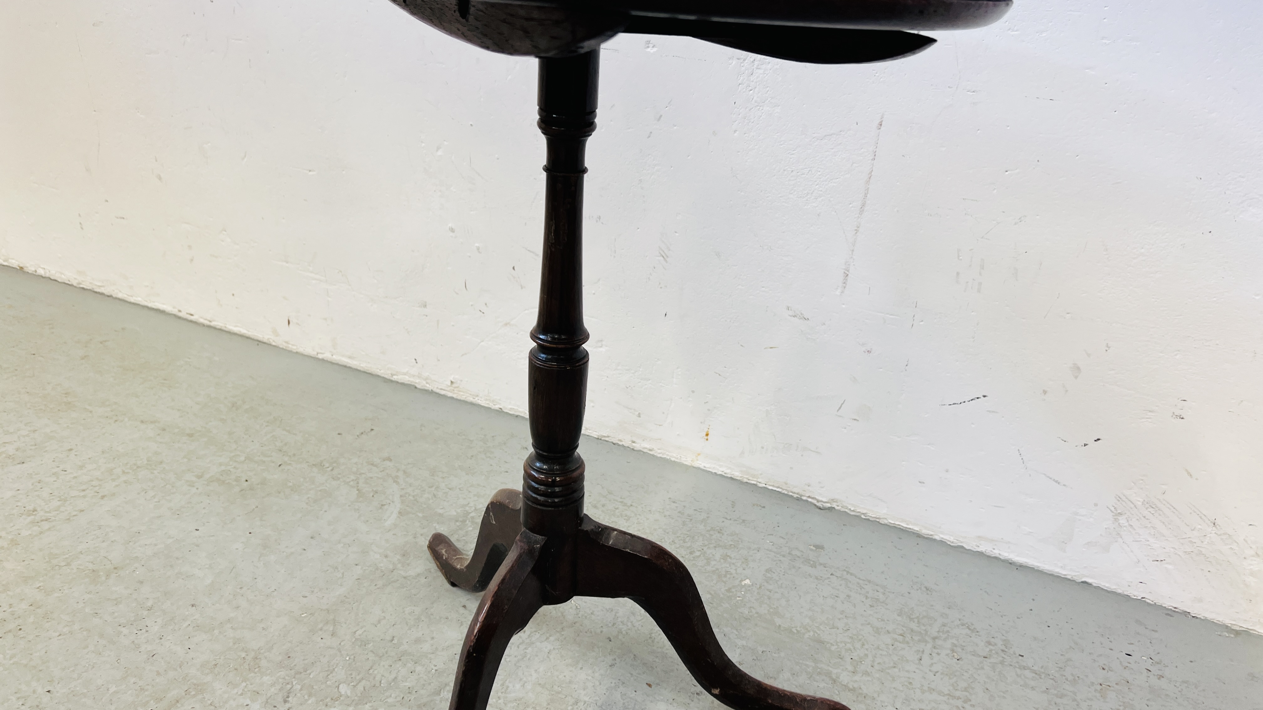 A GEORGE III MAHOGANY AND OAK TRIPOD TEA TABLE WITH DISH TOP, W 52CM. - Image 3 of 4