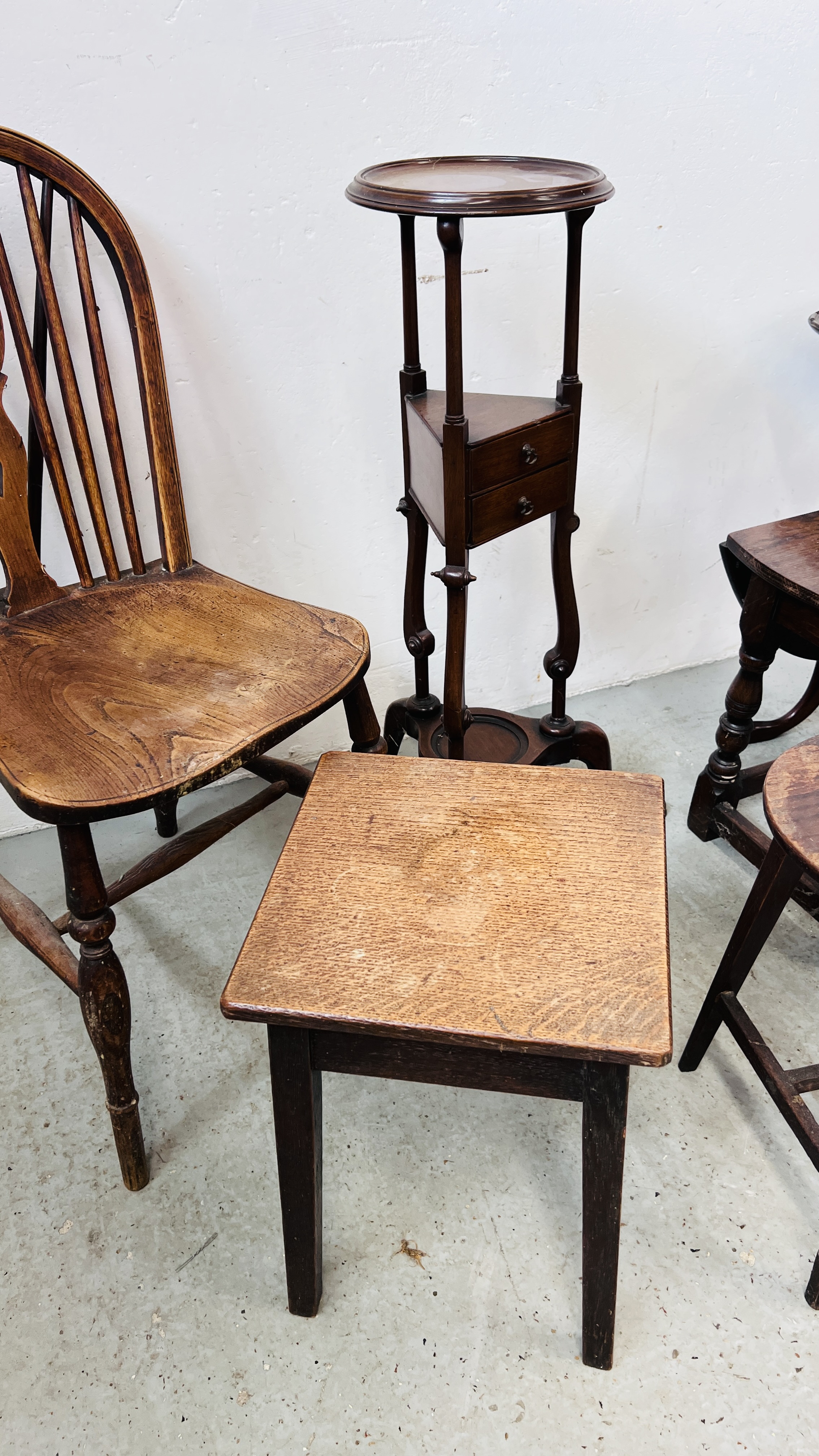 AN ANTIQUE ELM SEATED KITCHEN CHAIR THE SPLAT WITH PRINCE OF WALES FEATHERS, - Image 3 of 5