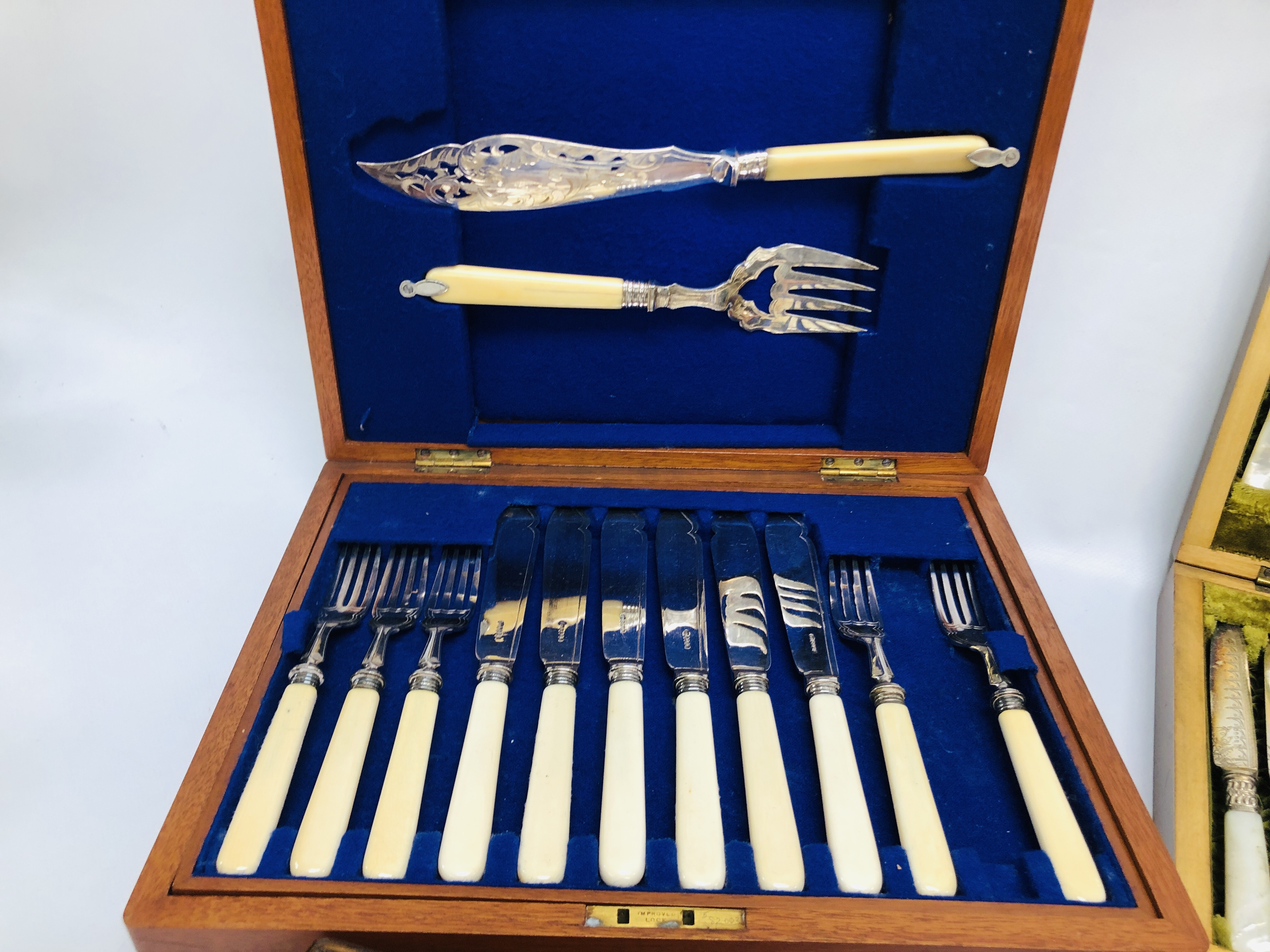 FOUR VINTAGE CASED CUTLERY SETS IN FITTED WOODEN BOXES (NOT GUARANTEED COMPLETE) ALONG WITH AN - Image 3 of 10