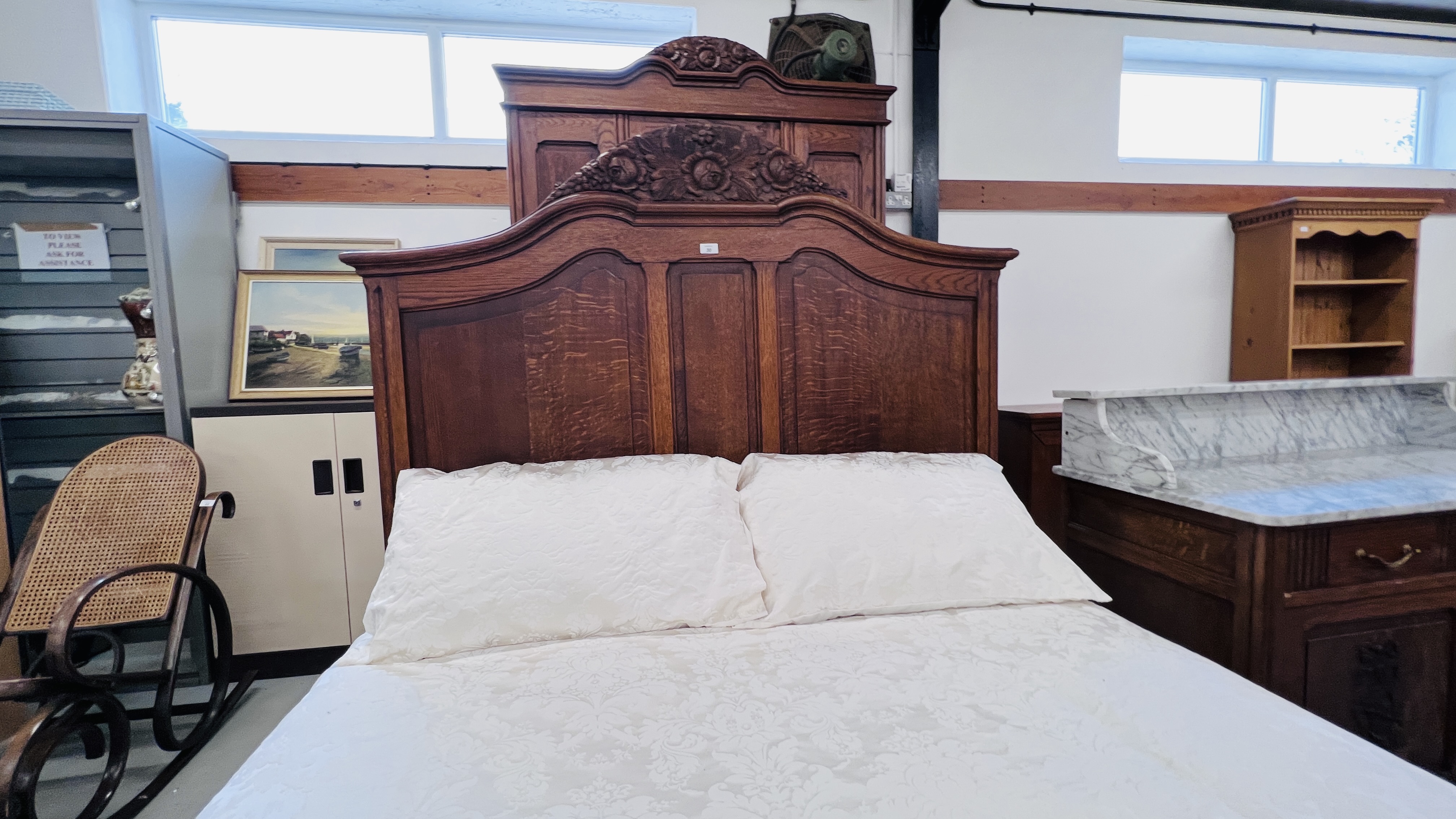 A DUTCH STYLE SOLID OAK FIVE PIECE BEDROOM SUITE COMPRISING OF DOUBLE BEDSTEAD WITH HIGH GROVE BEDS - Image 17 of 23