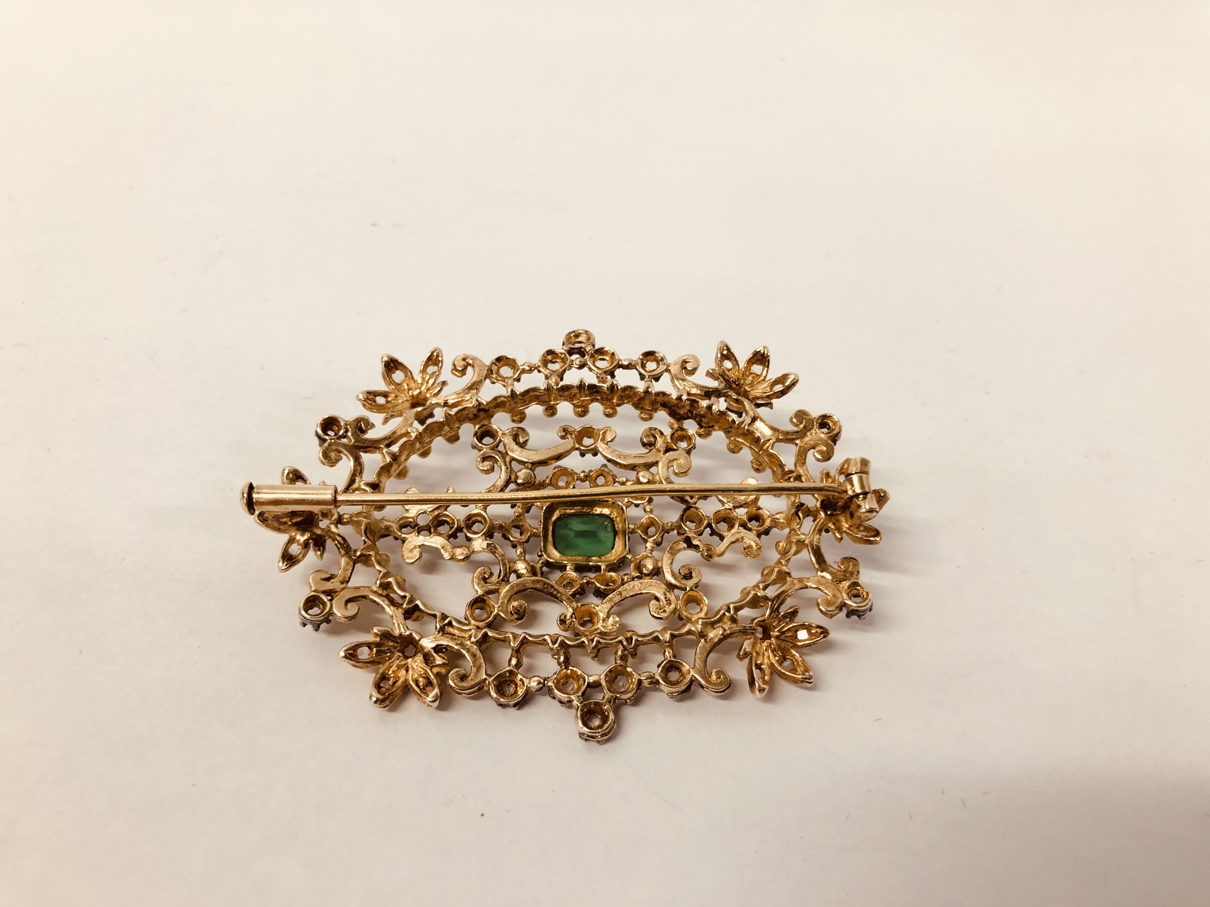 DESIGNER GILT BROOCH SET WITH CENTRAL GREEN STONE AND MULTIPLE CLEAR STONES, MARKED "ART JOY". - Image 5 of 5