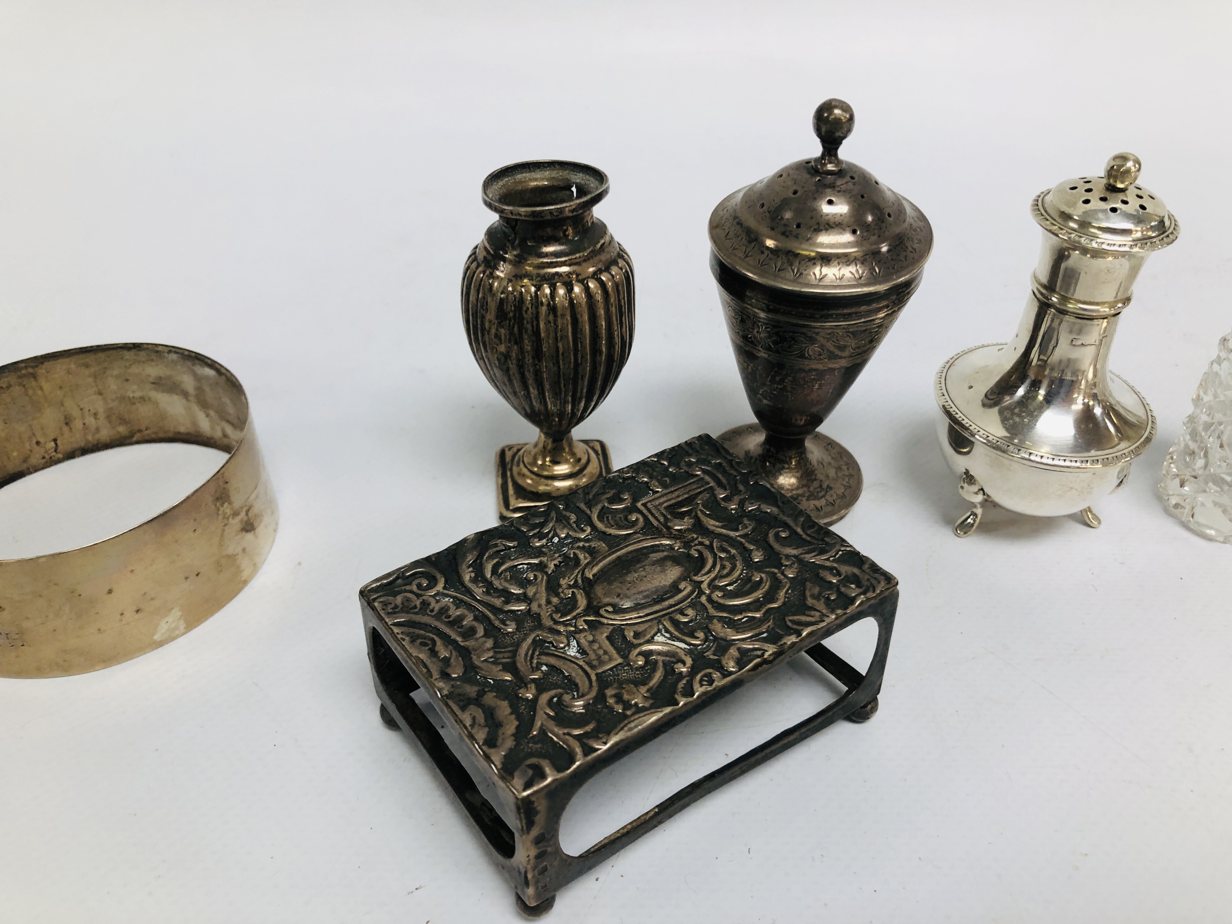 AN ASSORTED SELECTION OF VINTAGE SILVER TO INCLUDE MATCH BOX HOLDER, TONGS, CADDY SPOON, - Bild 11 aus 15