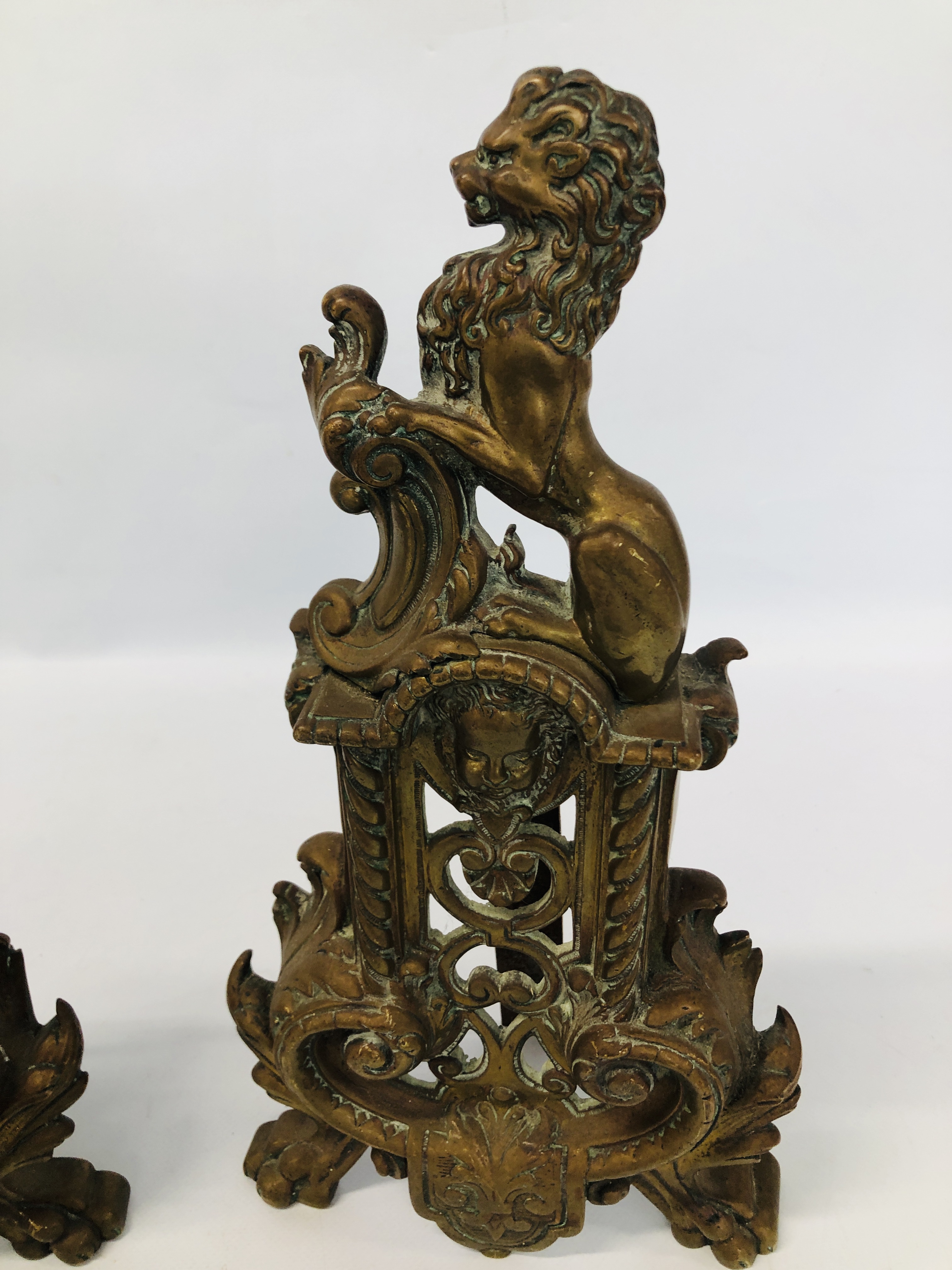 A PAIR OF ORNATE HEAVY BRASS FIRE DOGS H 35CM. - Bild 3 aus 4