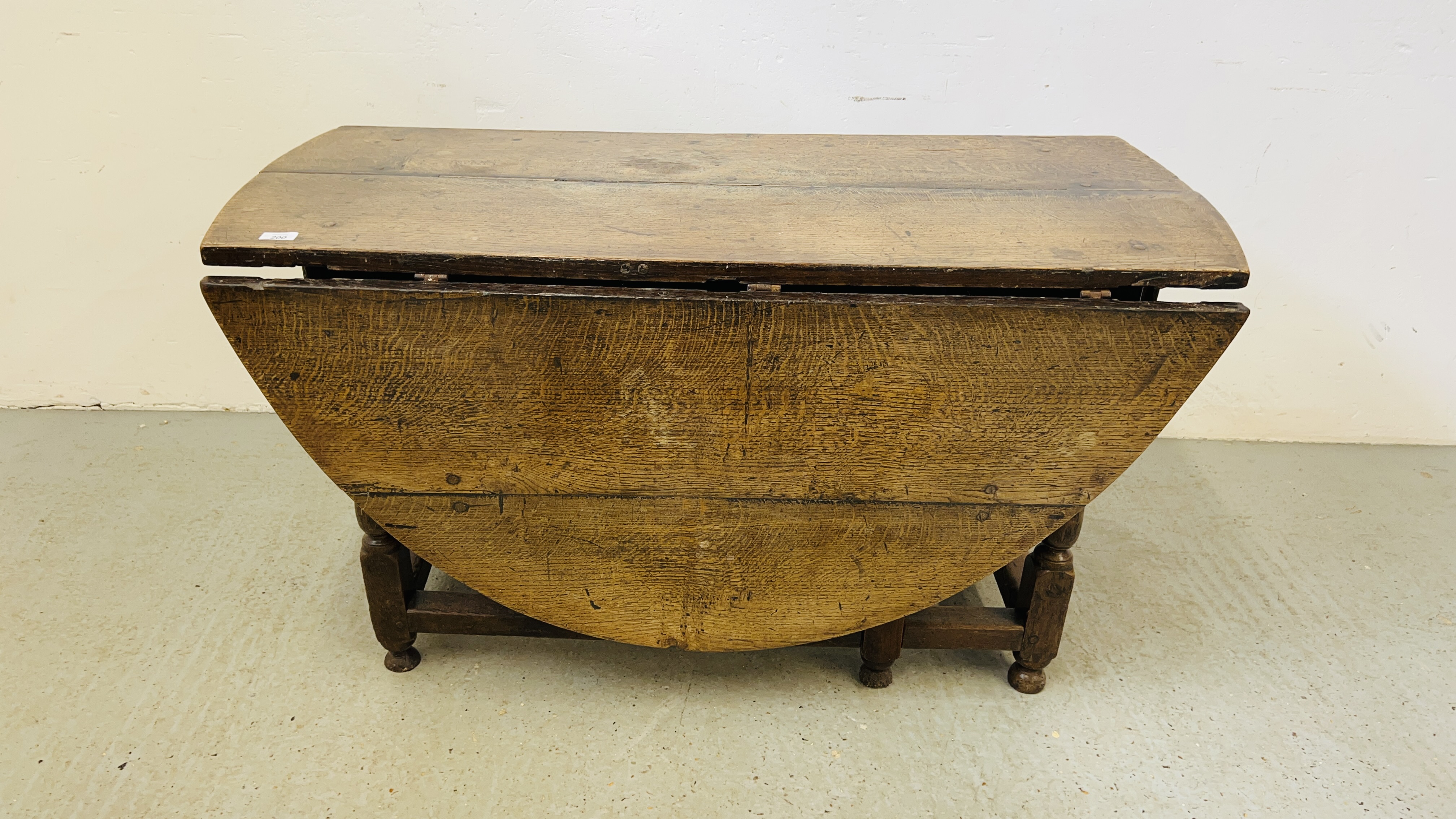 AN EARLY C18th OAK GATELEG DINING TABLE, L 156CM.