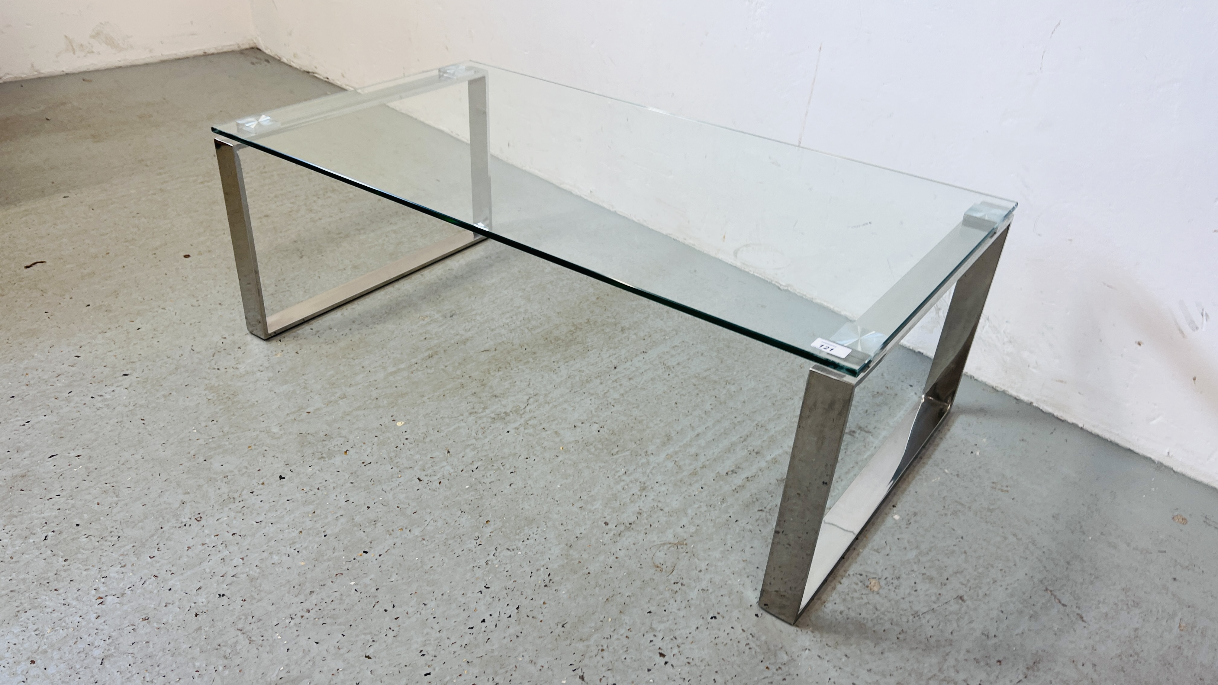 DESIGNER GLASS TOPPED COFFEE TABLE ON CHROME LEGS WIDTH 110CM. DEPTH 60CM. HEIGHT 38CM. - Image 3 of 6