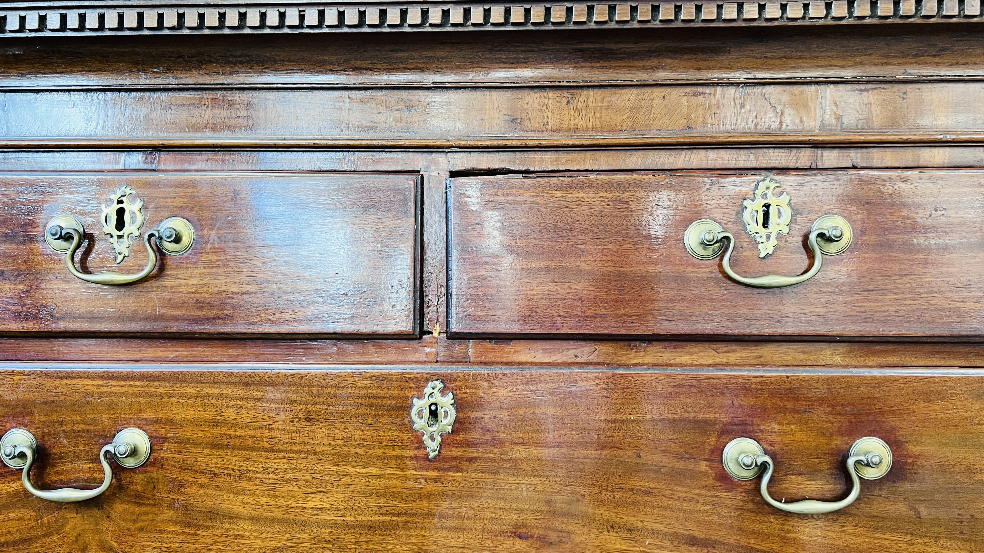 A GEORGE III MAHOGANY CHEST ON CHEST, RETAINING ORIGINAL HANDLES, THE BASE WITH BRUSHING SLIDE, - Image 14 of 17