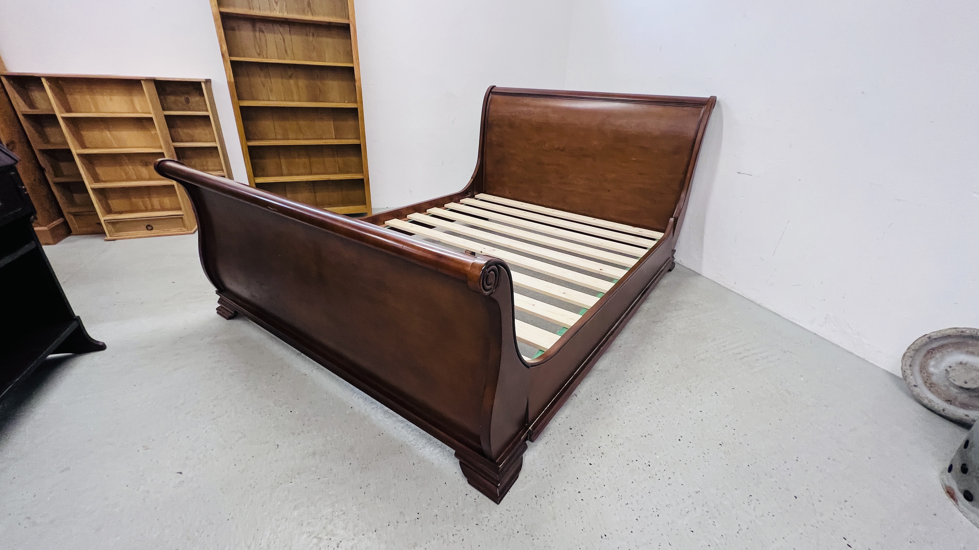 A MODERN MAHOGANY FINISH KINGSIZE SLEIGH BEDSTEAD. - Image 2 of 9