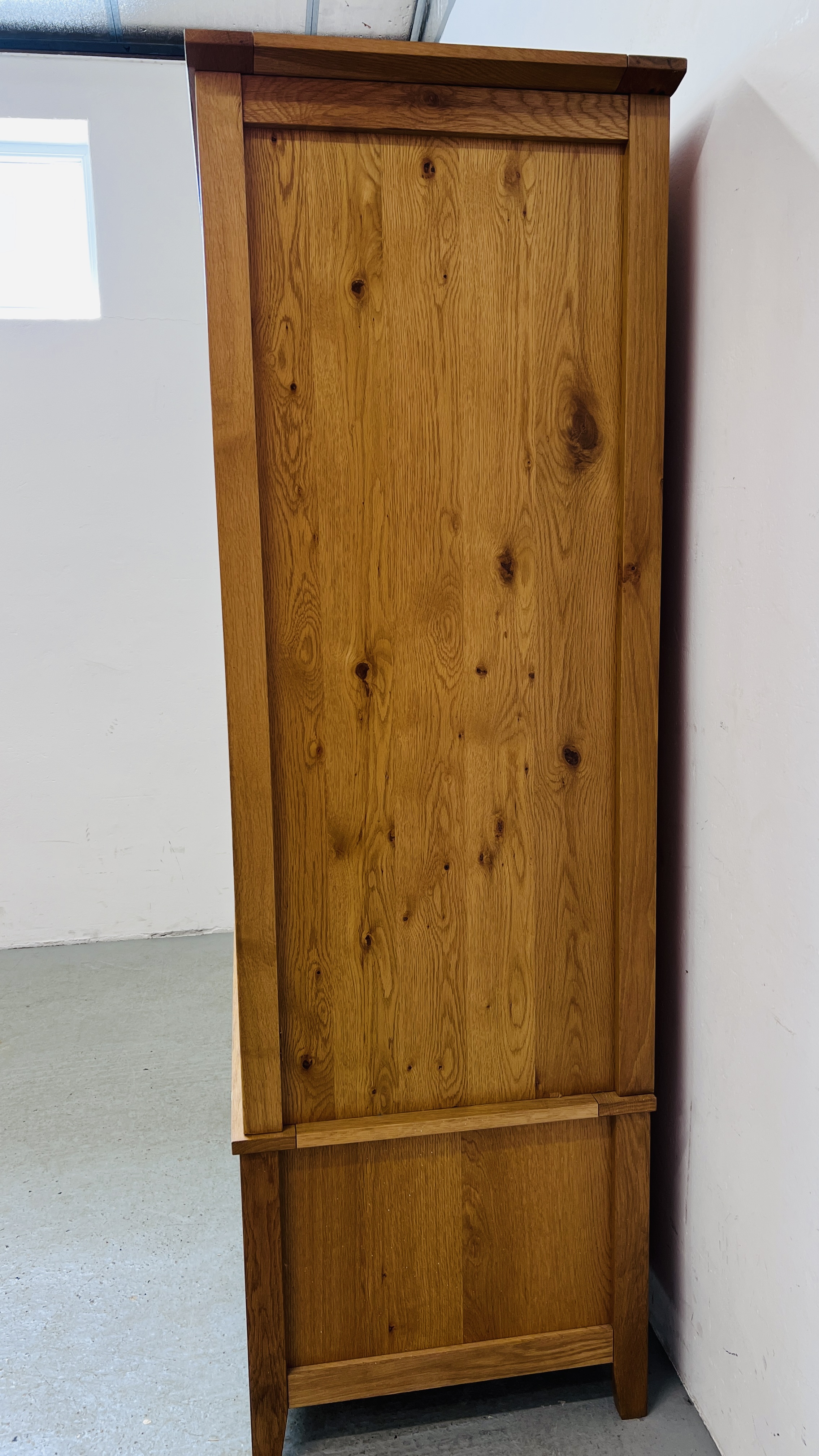 A MODERN LIGHT OAK DOUBLE WARDROBE WITH TWO DRAWERS TO BASE W 127CM, D 63CM, H 186CM. - Bild 7 aus 10