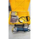 A BOSCH 110V DISK GRINDER MODEL GWS-9-125 WITH ACCESSORIES - SOLD AS SEEN.