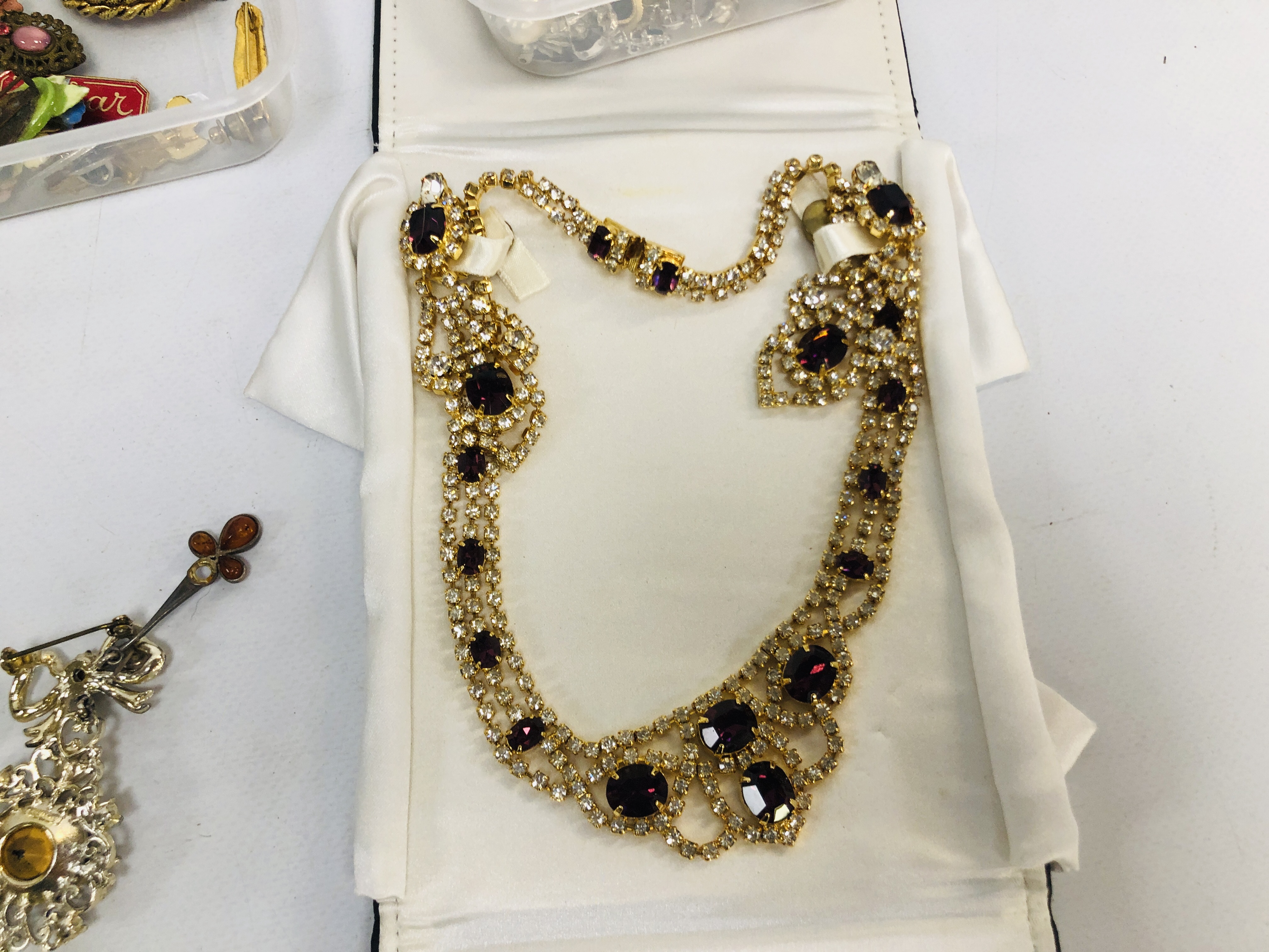 TRAY OF ASSORTED MODERN AND VINTAGE COSTUME JEWELLERY TO INCLUDE VINTAGE BROOCHES, ST. - Image 2 of 10