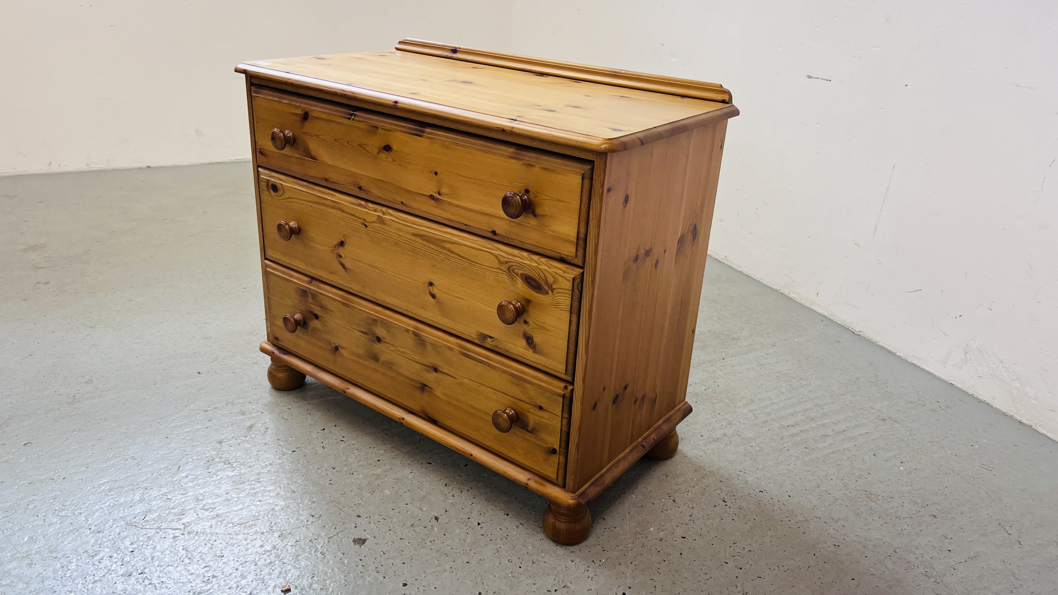 A GOOD QUALITY HONEY PINE THREE DRAWER BEDROOM CHEST WIDTH 90CM. DEPTH 46CM. HEIGHT 75CM. - Image 2 of 9