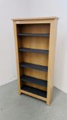 A MODERN OAK FINISH FIVE TIER SHELF UNIT W 60CM, D 19CM, H 126CM.