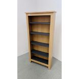 A MODERN OAK FINISH FIVE TIER SHELF UNIT W 60CM, D 19CM, H 126CM.