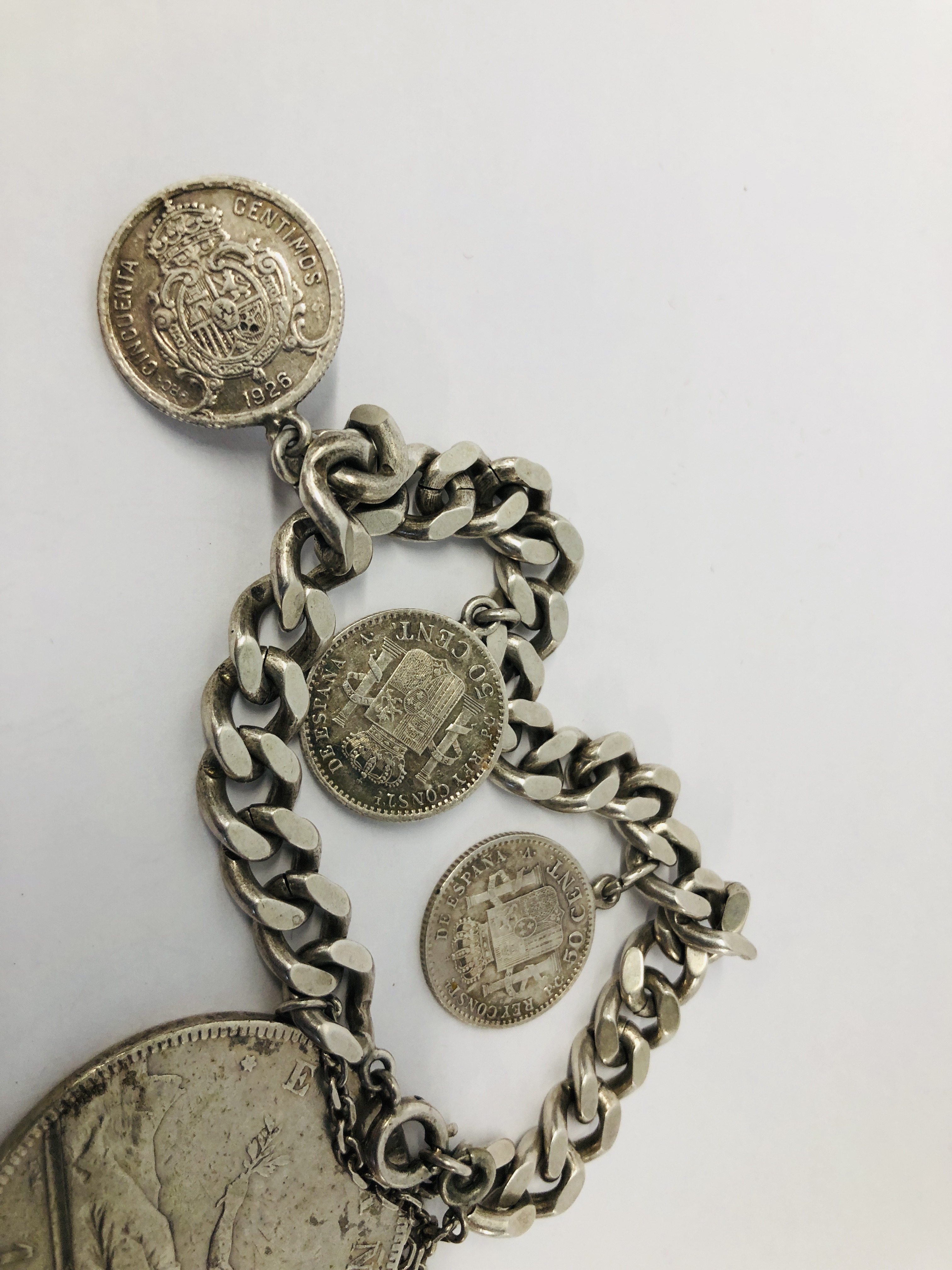 VINTAGE WHITE METAL FLAT LINK CURB BRACELET WITH SAFETY CHAIN HAVING A SPANISH 5 PESETA 1870 COIN - Image 6 of 7