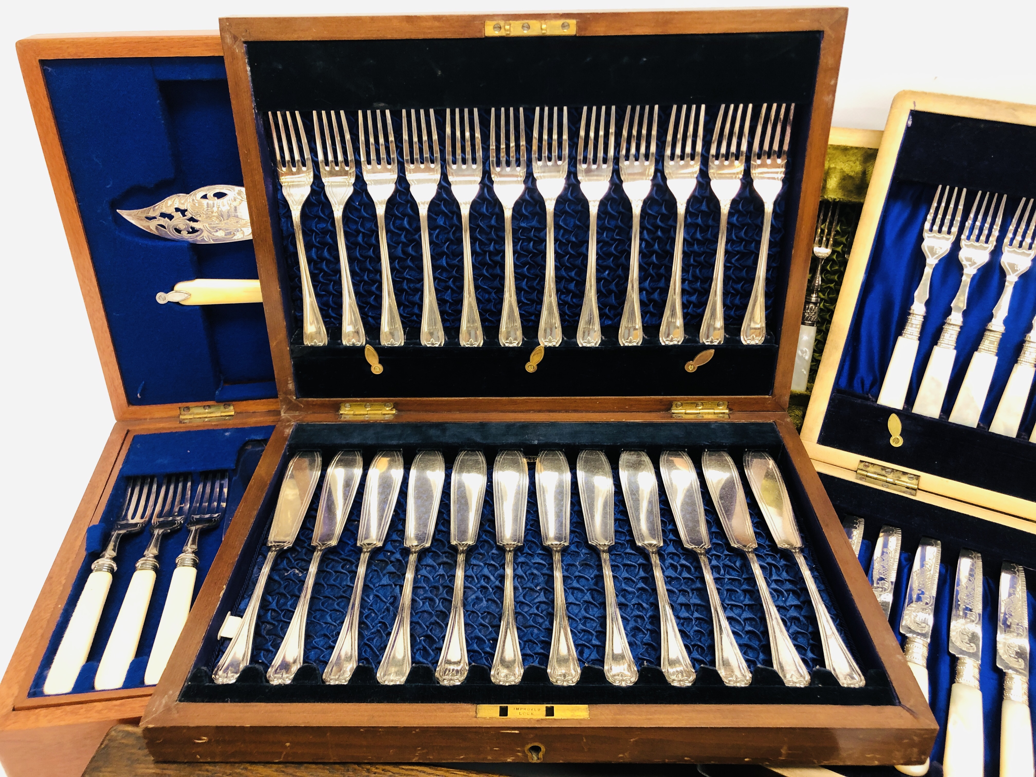 FOUR VINTAGE CASED CUTLERY SETS IN FITTED WOODEN BOXES (NOT GUARANTEED COMPLETE) ALONG WITH AN - Image 2 of 10