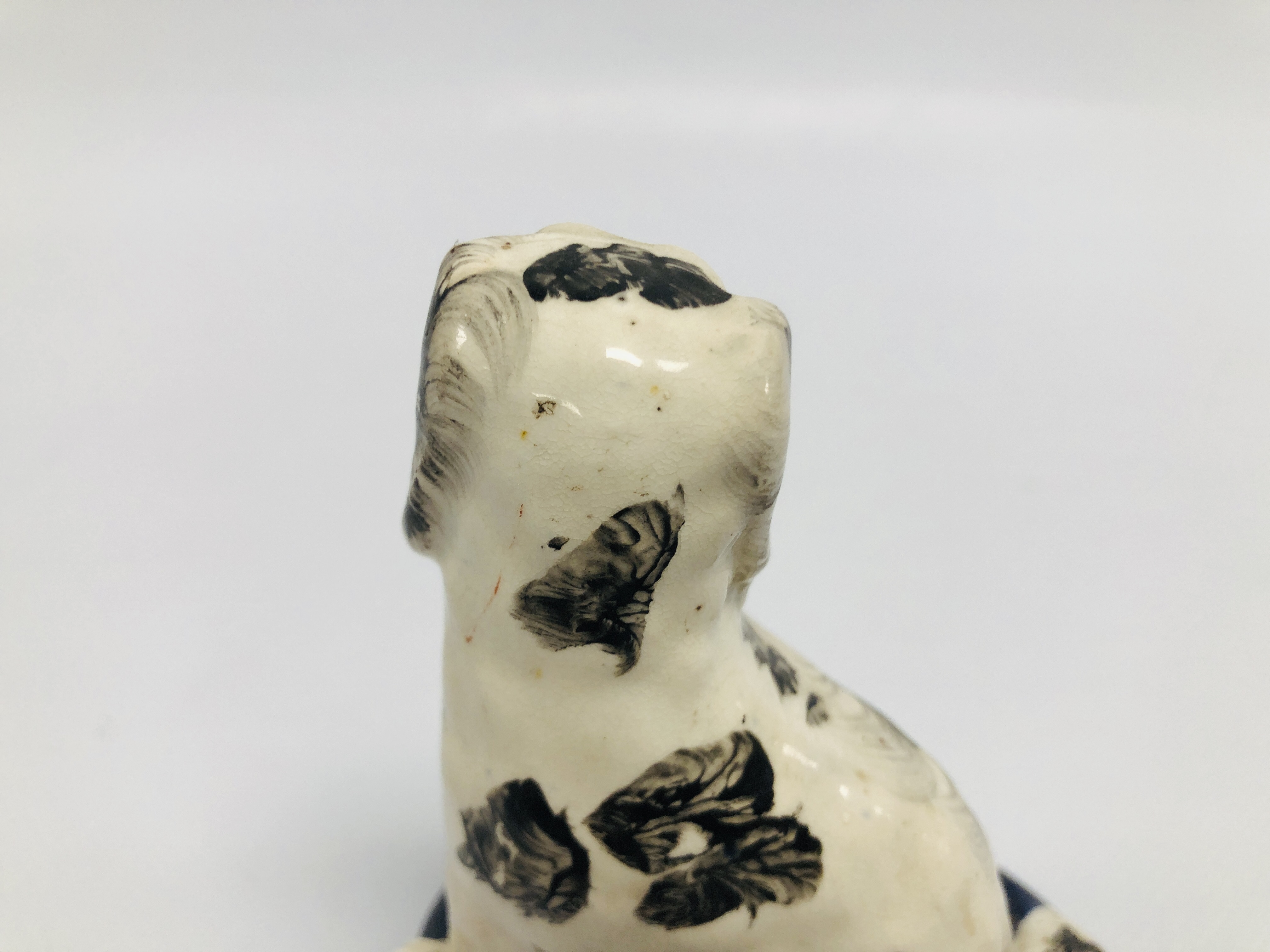 A PAIR OF STAFFORDSHIRE SEATED SPANIELS, H 11CM. - Image 12 of 14