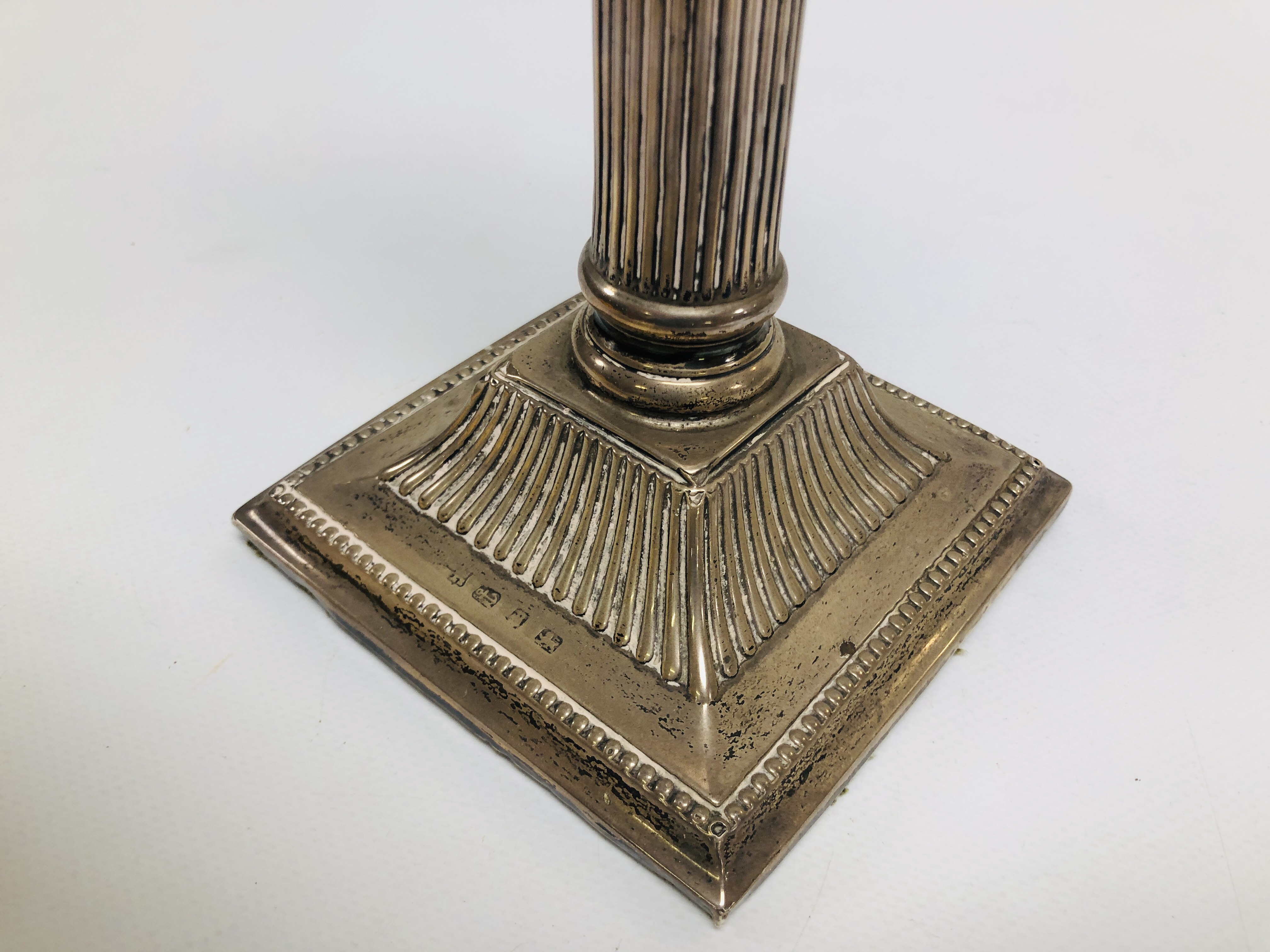 A PAIR OF SILVER CANDLESTICKS IN THE FORM OF CORINTHIAN COLUMNS, BIRMINGHAM ASSAY, H 26CM (FILLED). - Image 16 of 23