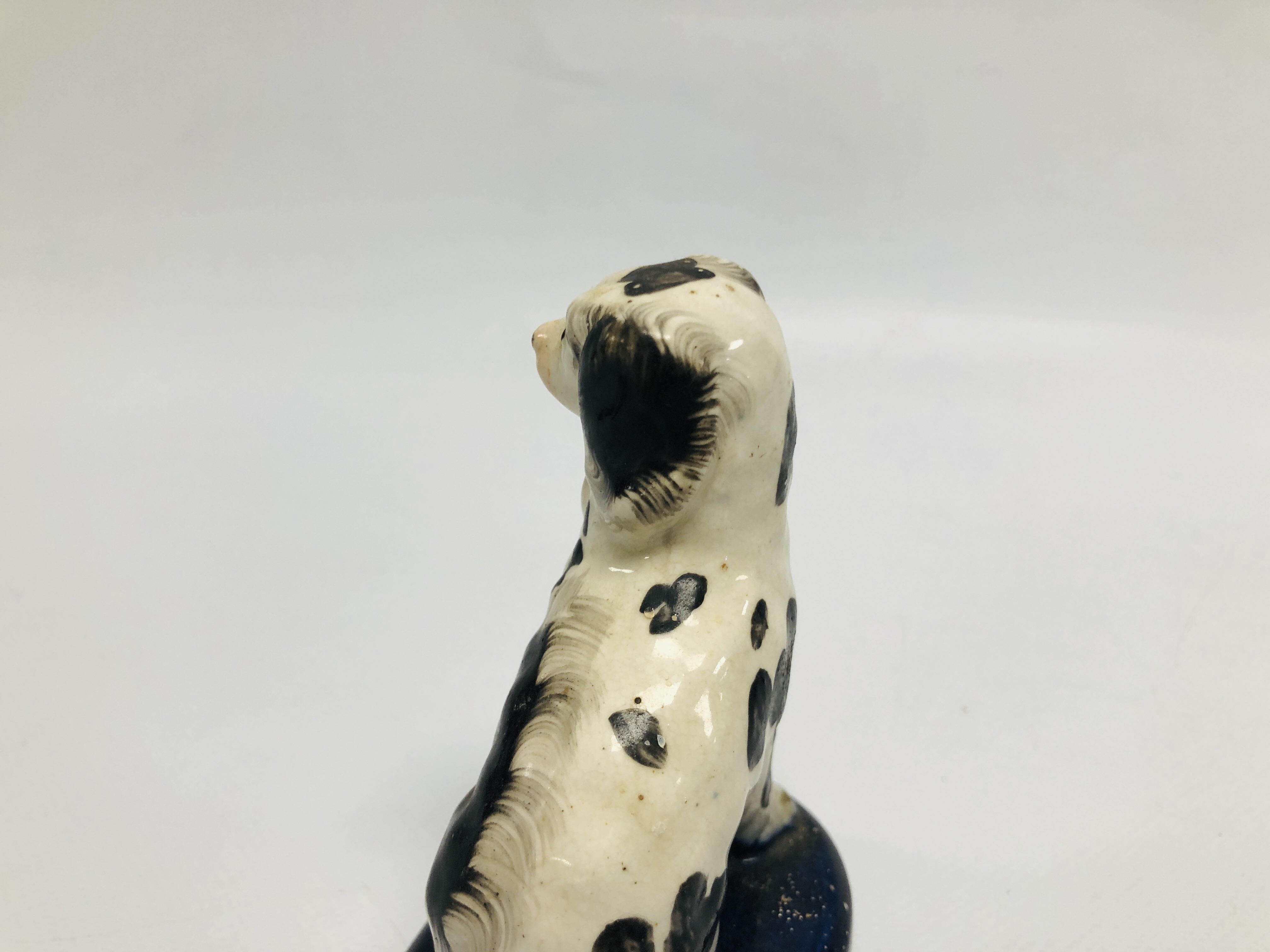 A PAIR OF STAFFORDSHIRE SEATED SPANIELS, H 11CM. - Image 4 of 14