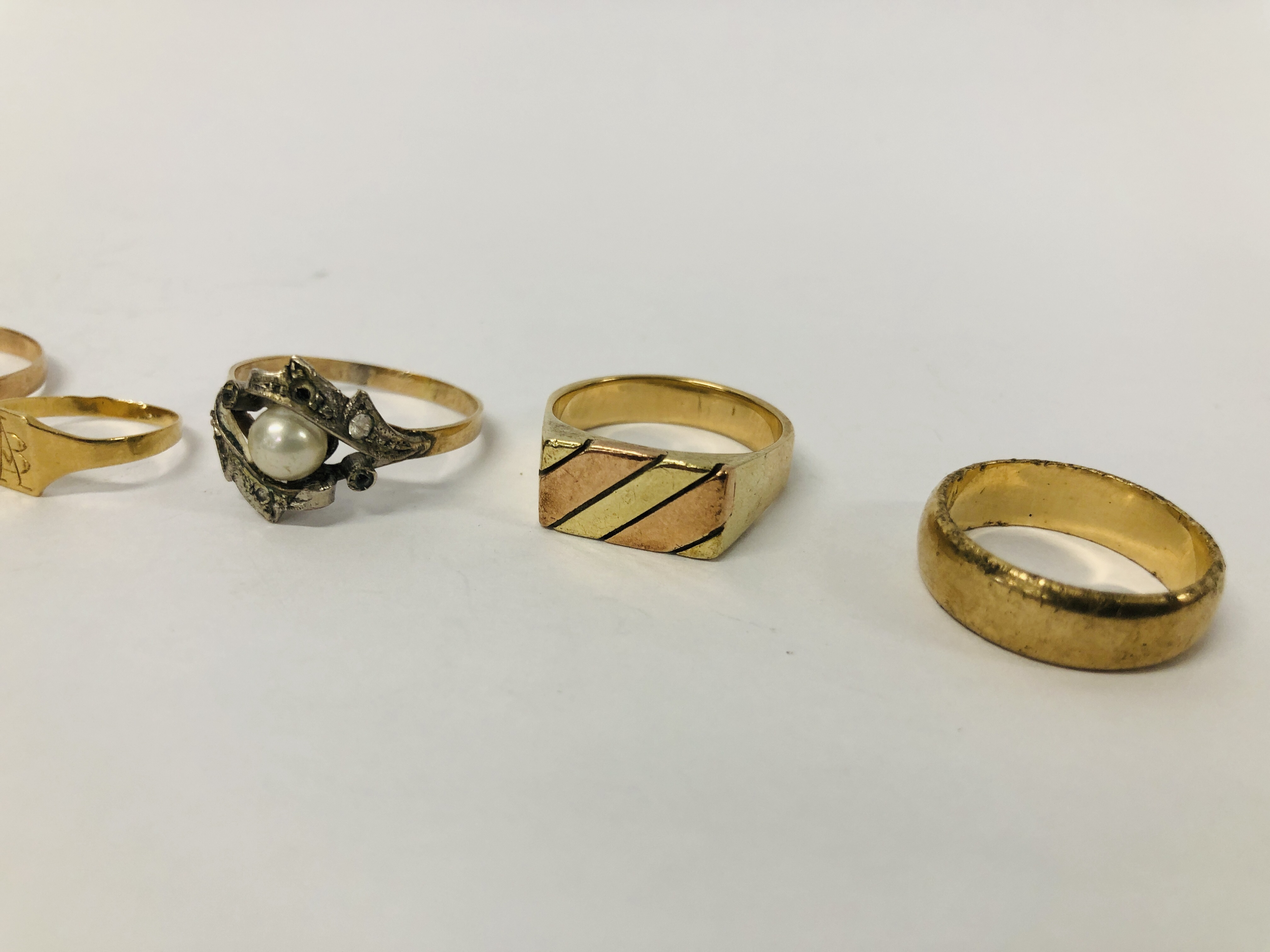 SEVEN ASSORTED YELLOW METAL RINGS TO INCLUDE A WEDDING BAND (2 HAVE INDISTINCT MARKS AND ALL - Image 4 of 9