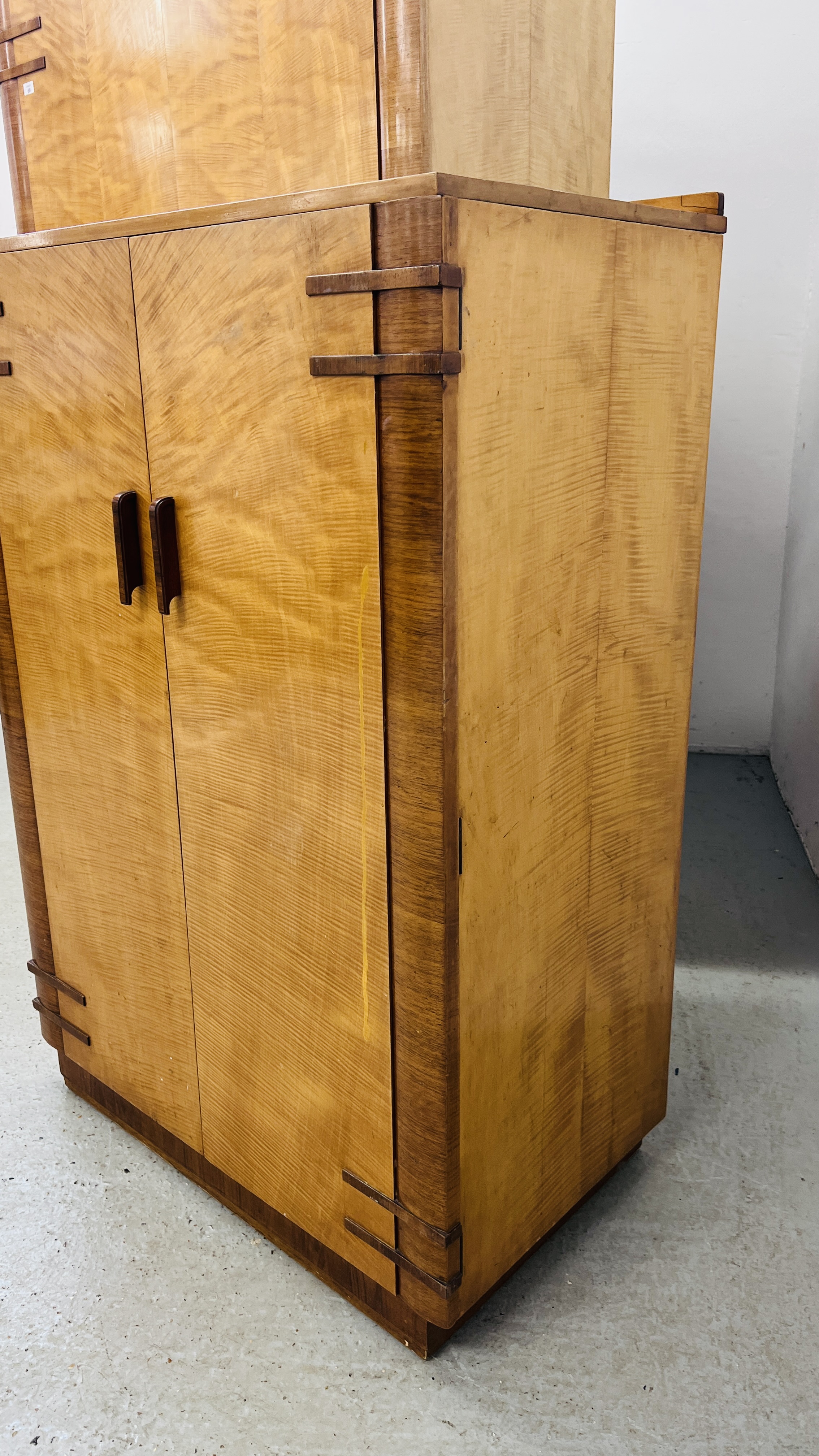 A 1930's ART DECO MAPLE FINISH WARDROBE AND MATCHING TALLBOY (WARDROBE W 123CM, D 53CM, H 185CM. - Image 4 of 19