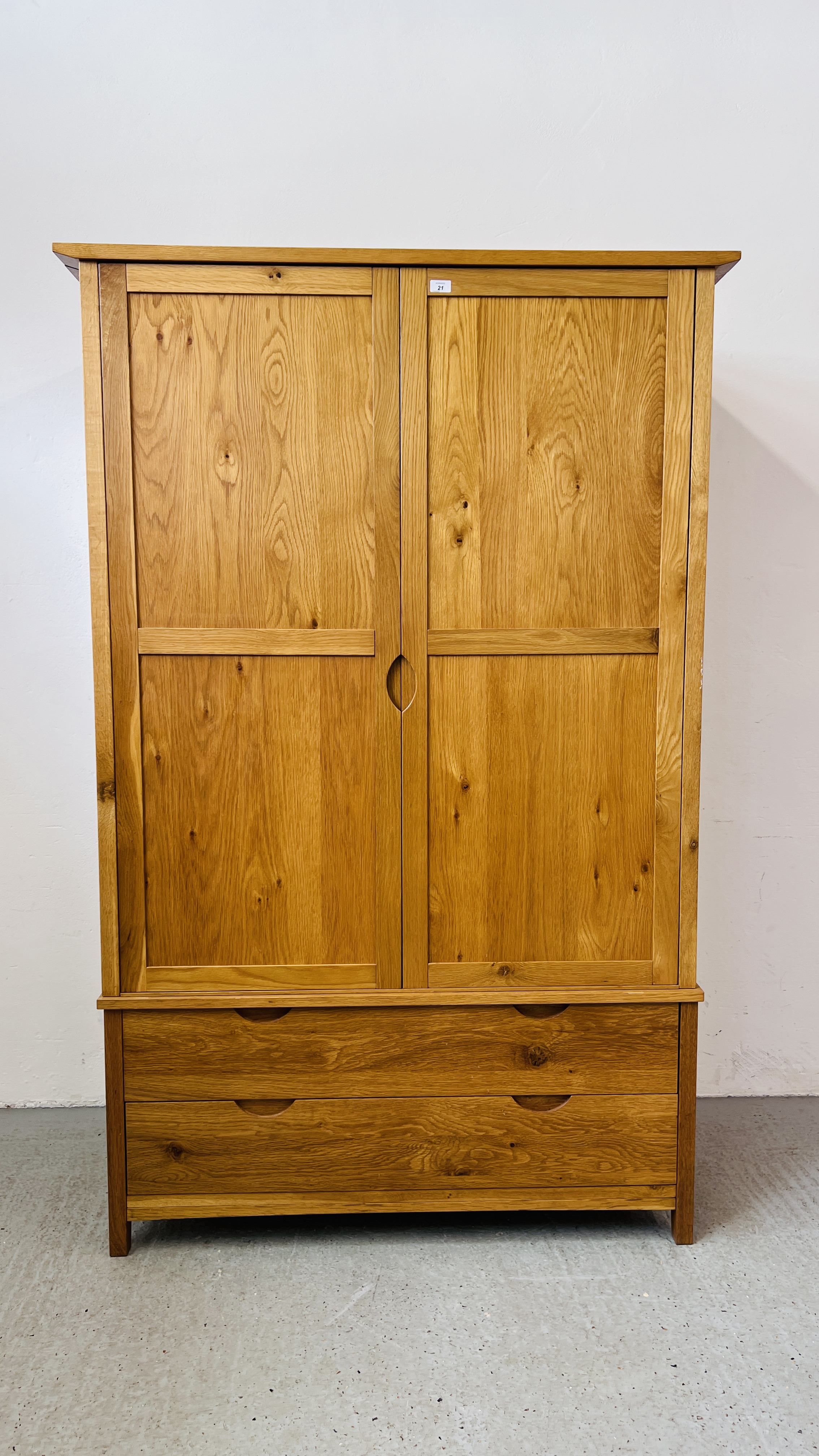 A MODERN LIGHT OAK DOUBLE WARDROBE WITH TWO DRAWERS TO BASE W 127CM, D 63CM, H 186CM. - Bild 2 aus 10