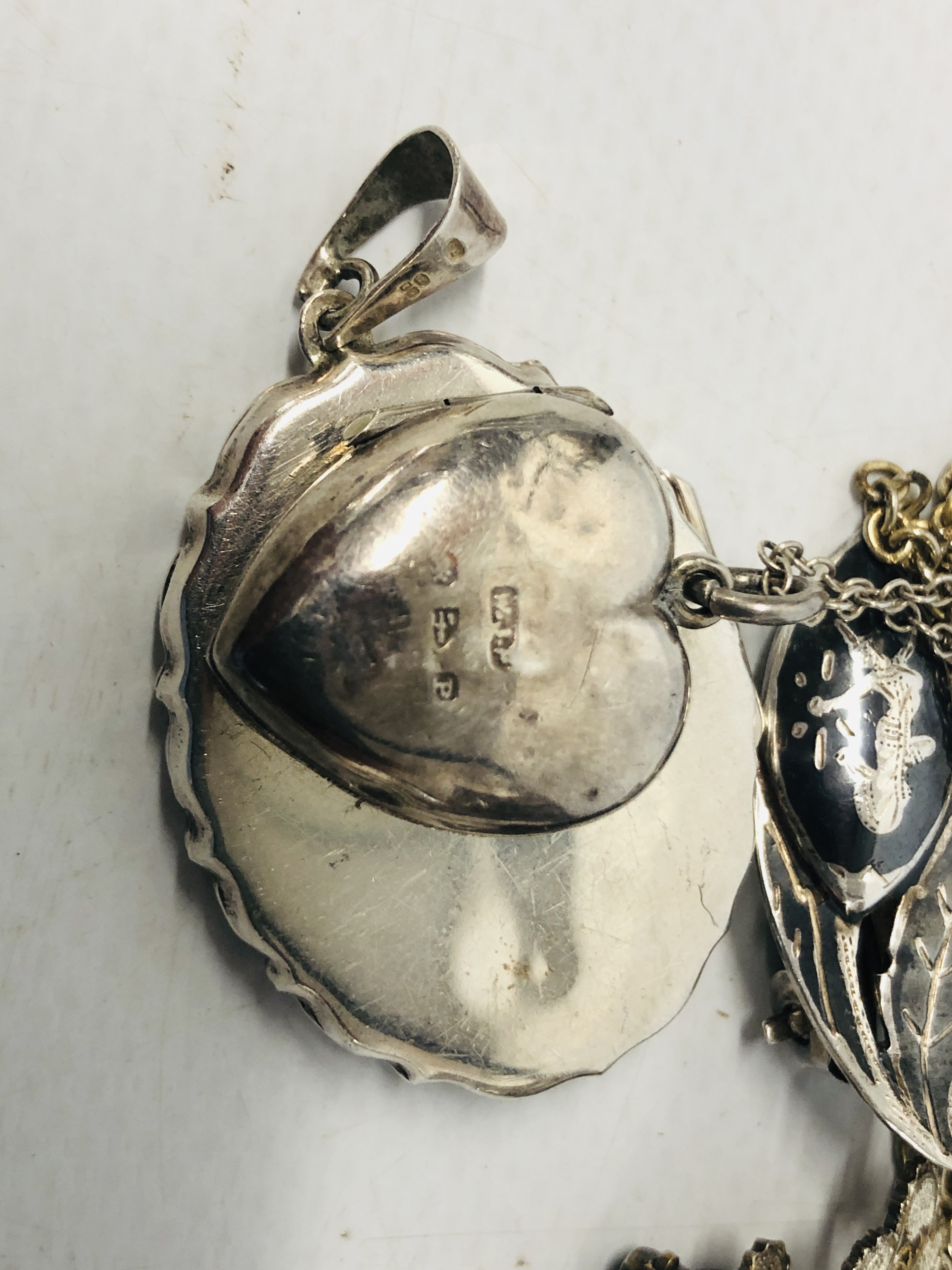 A BAG OF SILVER AND WHITE METAL JEWELLERY TO INCLUDE LOCKET, BROOCHES, - Image 6 of 6