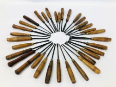 A COLLECTION OF 35 VINTAGE WOOD WORKING CHISELS OF VARIOUS DESIGNS TO INCLUDE ADDIS ETC.