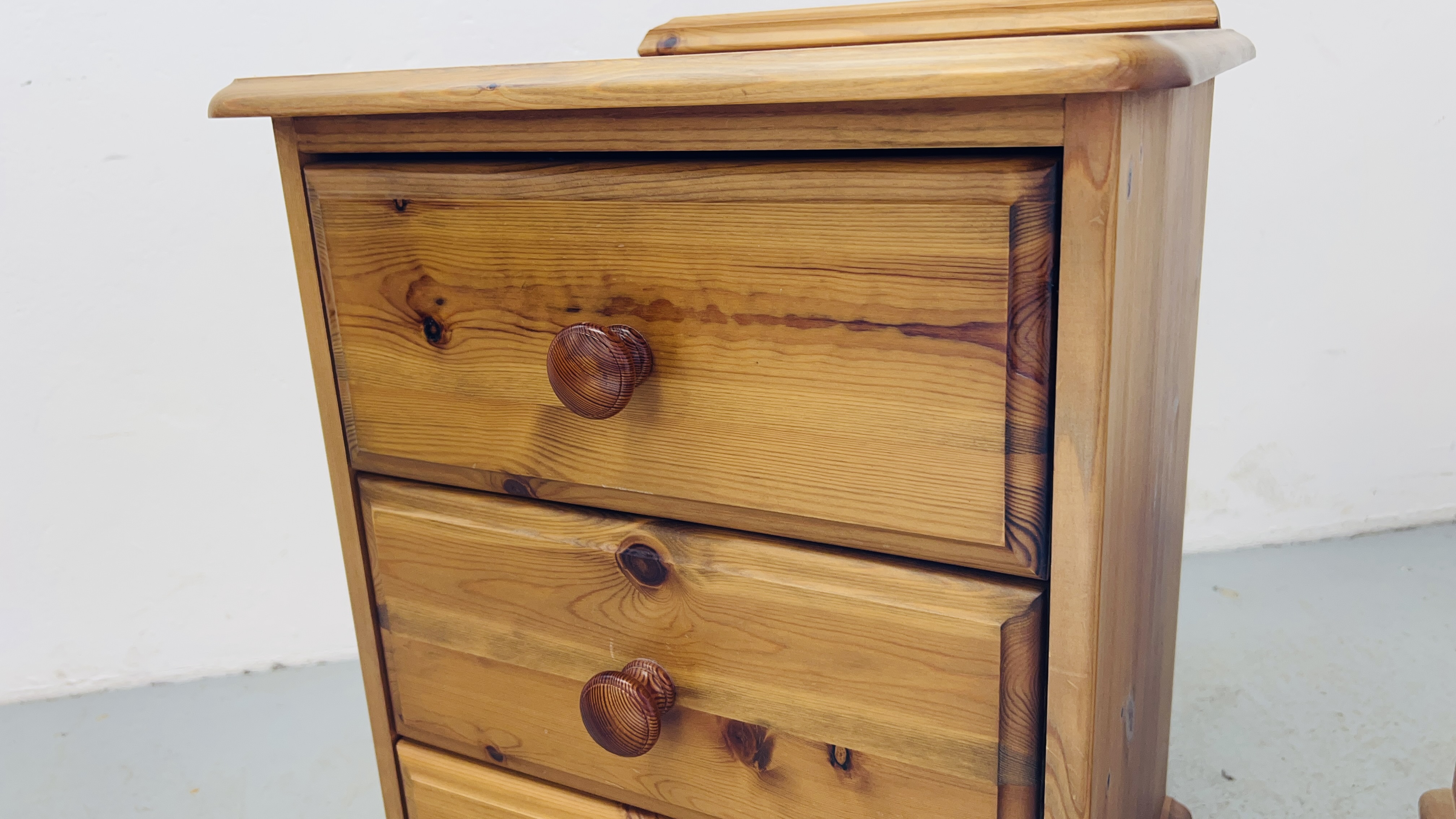 A PAIR OF GOOD QUALITY HONEY PINE THREE DRAWER BEDSIDE CABINETS WIDTH 46CM. DEPTH 40CM. HEIGHT 70CM. - Image 5 of 9