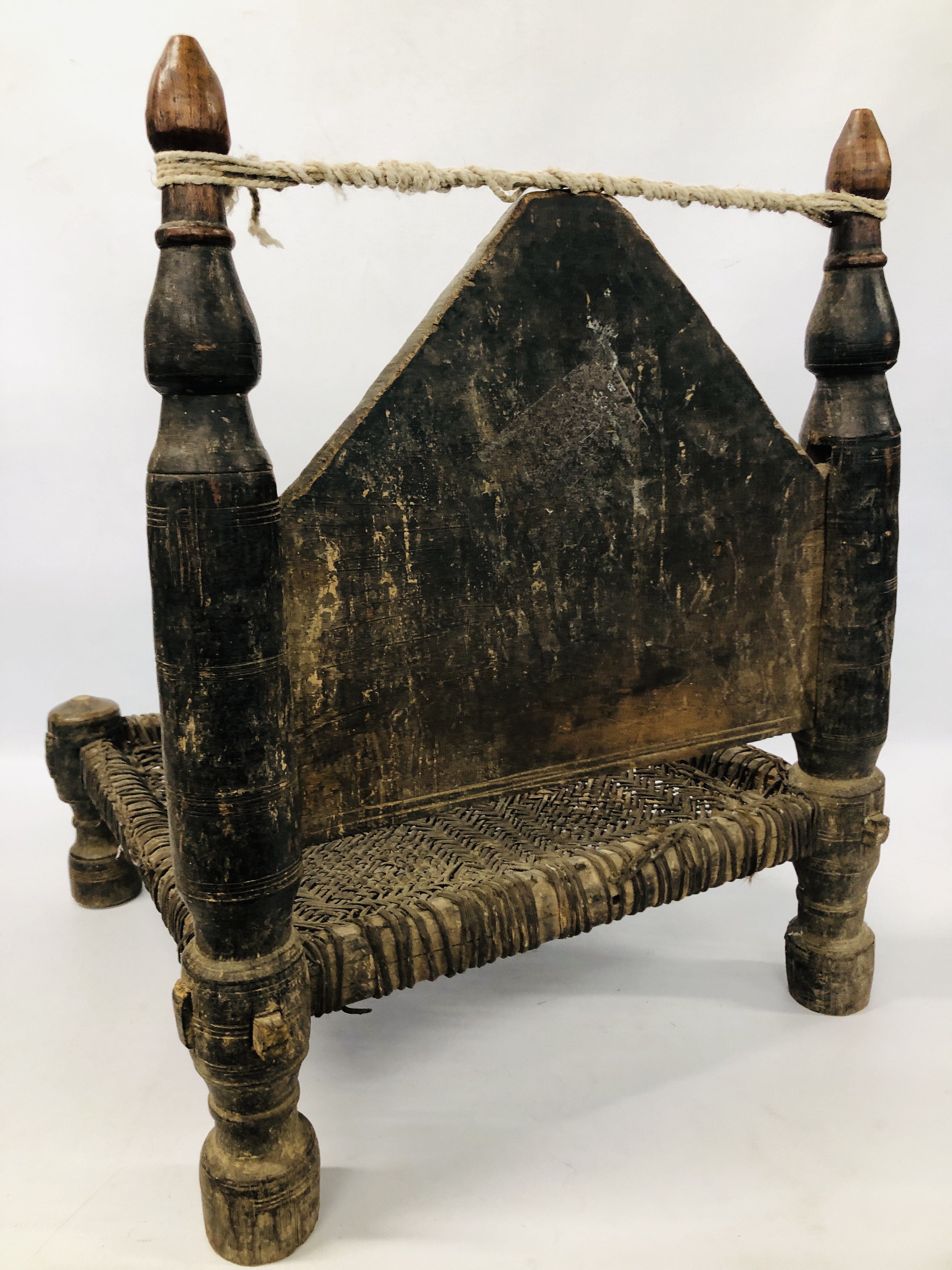 INDIAN SWAT VALLEY LOW CHAIR, THE CARVED HARDWOOD BACK ABOVE A WOVEN SEAT ON TURNED LEGS. - Bild 8 aus 8