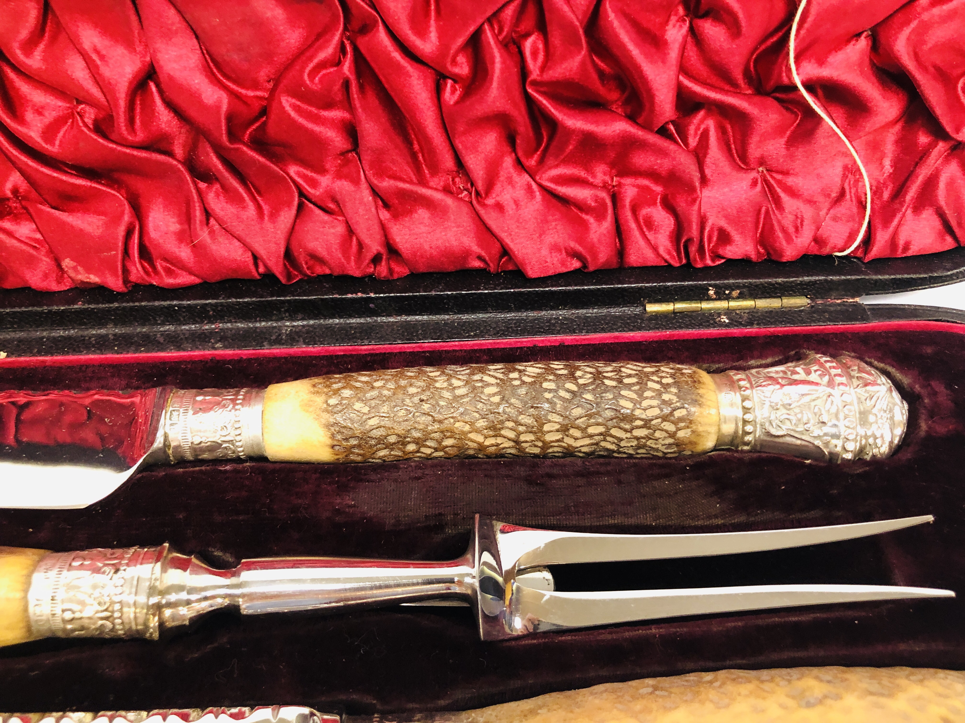 A VINTAGE HORN HANDLED FOUR PIECE CARVING SET WITH SILVER FINIALS AND BANDING IN A FITTED CASE - Bild 7 aus 10