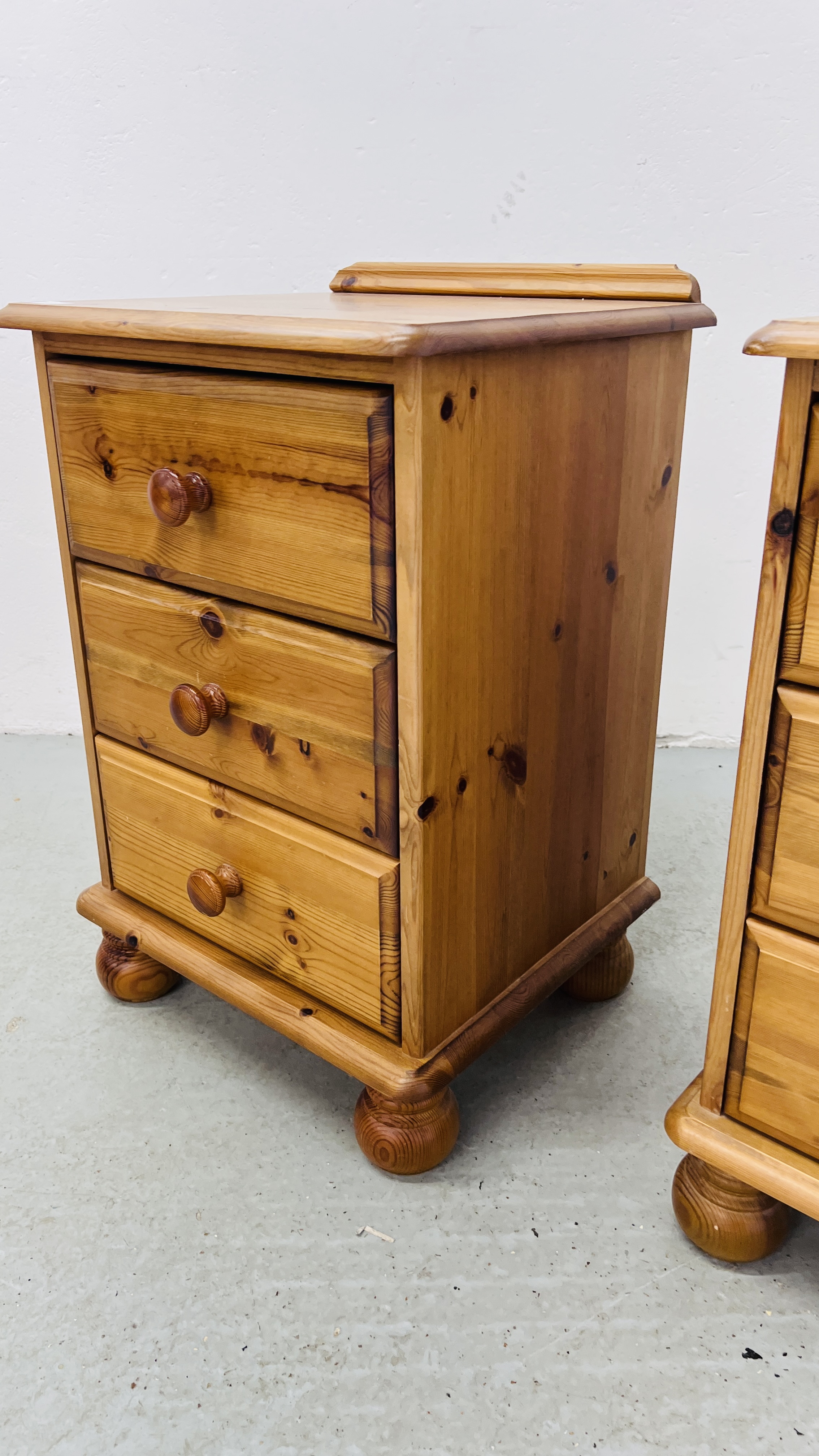 A PAIR OF GOOD QUALITY HONEY PINE THREE DRAWER BEDSIDE CABINETS WIDTH 46CM. DEPTH 40CM. HEIGHT 70CM. - Image 3 of 9