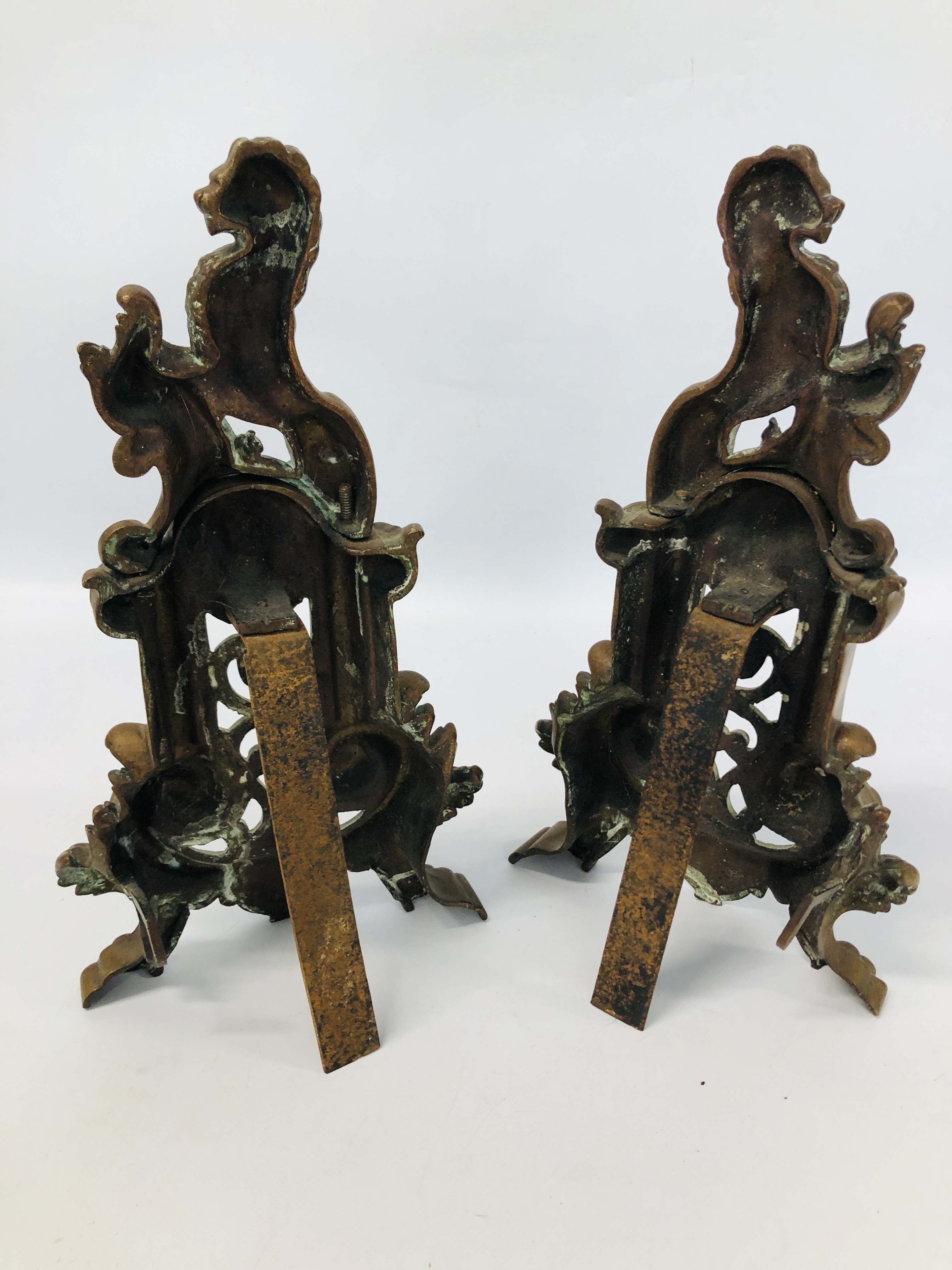 A PAIR OF ORNATE HEAVY BRASS FIRE DOGS H 35CM. - Bild 4 aus 4