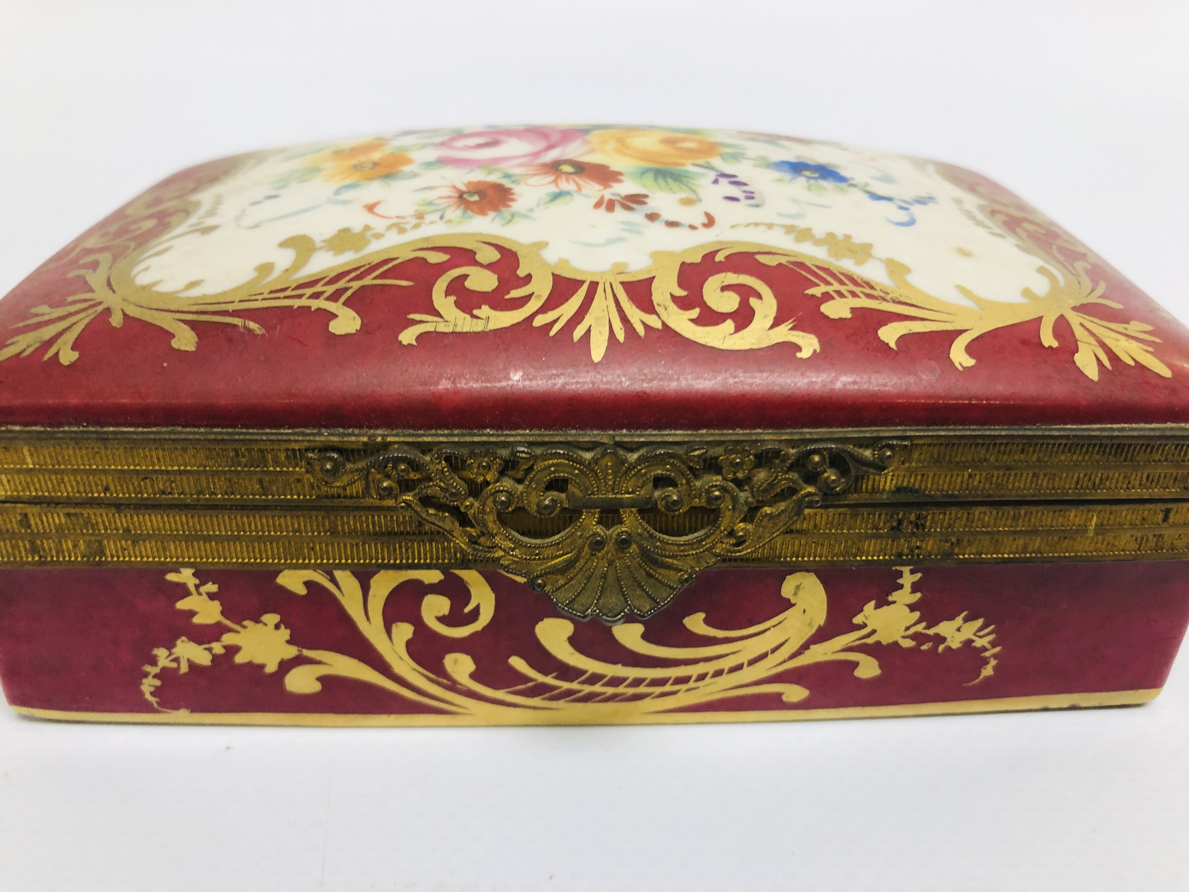 A C19th FRENCH HARDPASTE BOX WITH FLORAL DECORATION (HINGE BROKEN) W 14CM. - Image 3 of 10