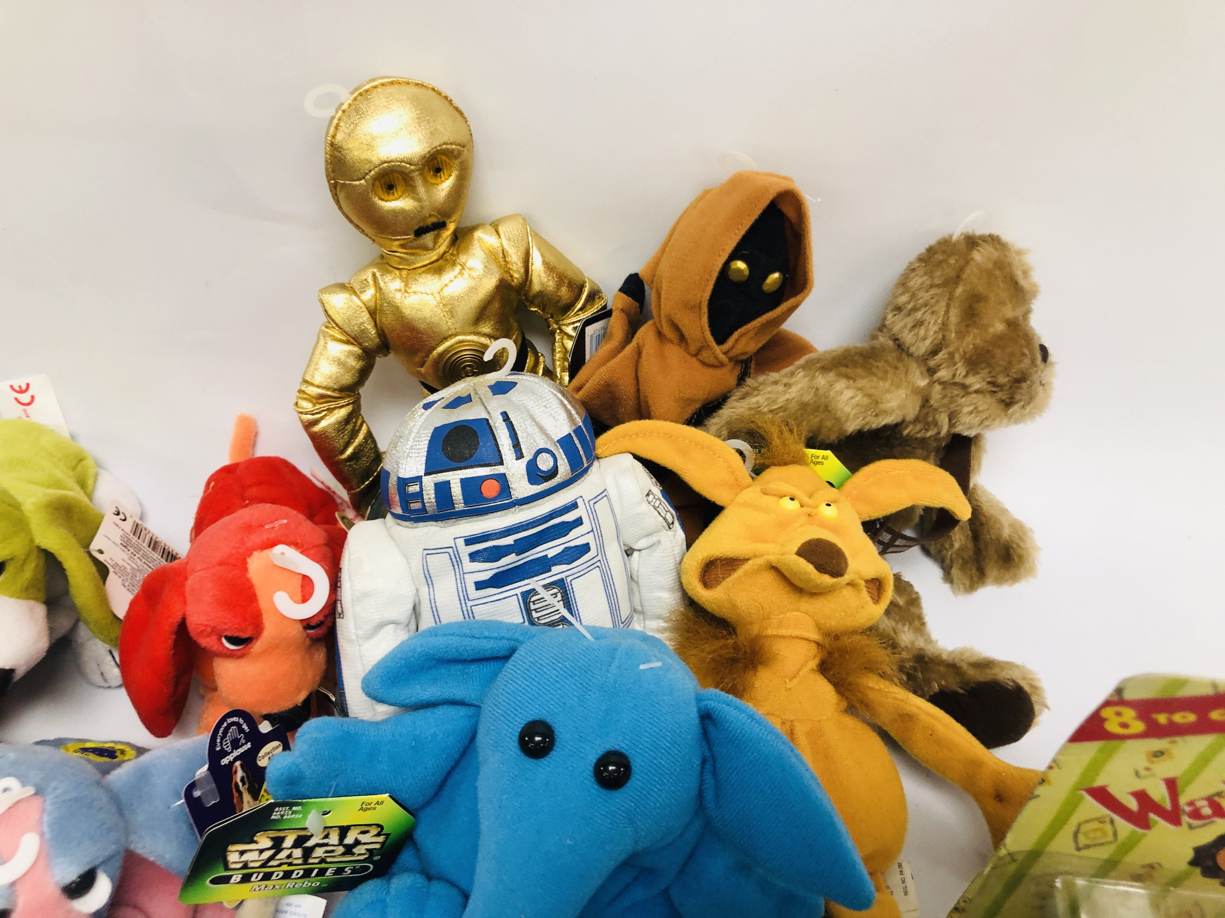 A BOX OF HUSH PUPPY BEANBAGS ALONG WITH STARWARS BUDDIES SOFT TOYS, - Bild 4 aus 7