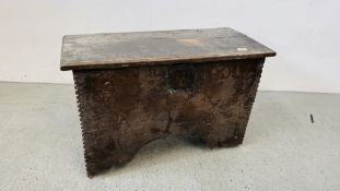 AN ANTIQUE OAK BLANKET BOX W 81CM, D 37CM, H 52CM.