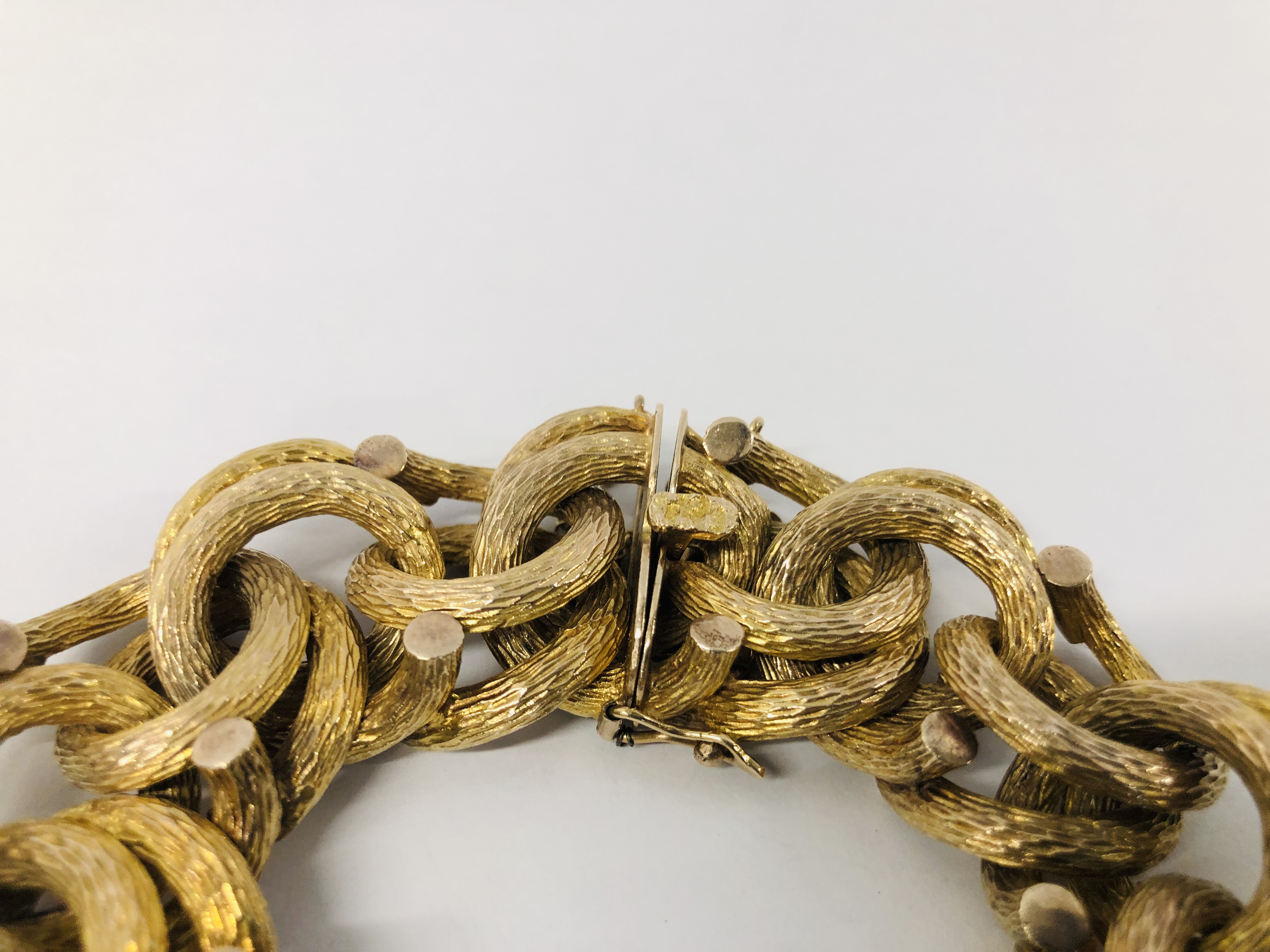 AN IMPRESSIVE 9CT. GOLD HEAVY BRACELET OF INTERWOVEN DESIGN, WITH SAFETY CHAIN. - Image 4 of 11